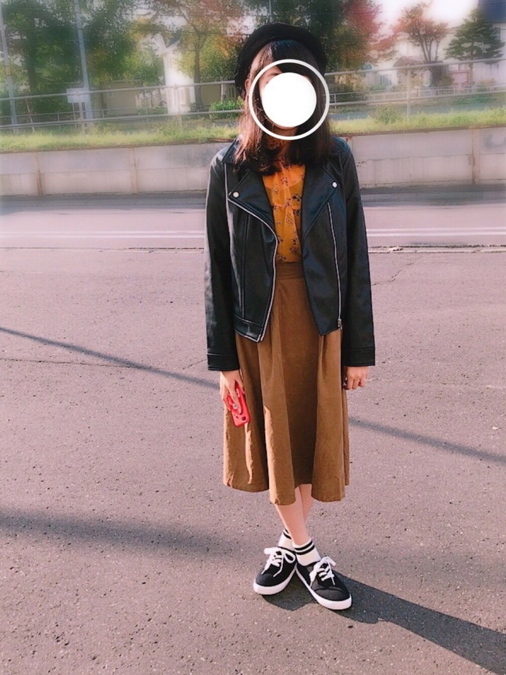 「黒、ライダース、ベレー帽、足が変」｜「WEGOのアイテム（シャツ/ブラウス、イエロー系）」を使った、❤️さん（レディース・158cm）の秋コーディネートの1枚目の写真