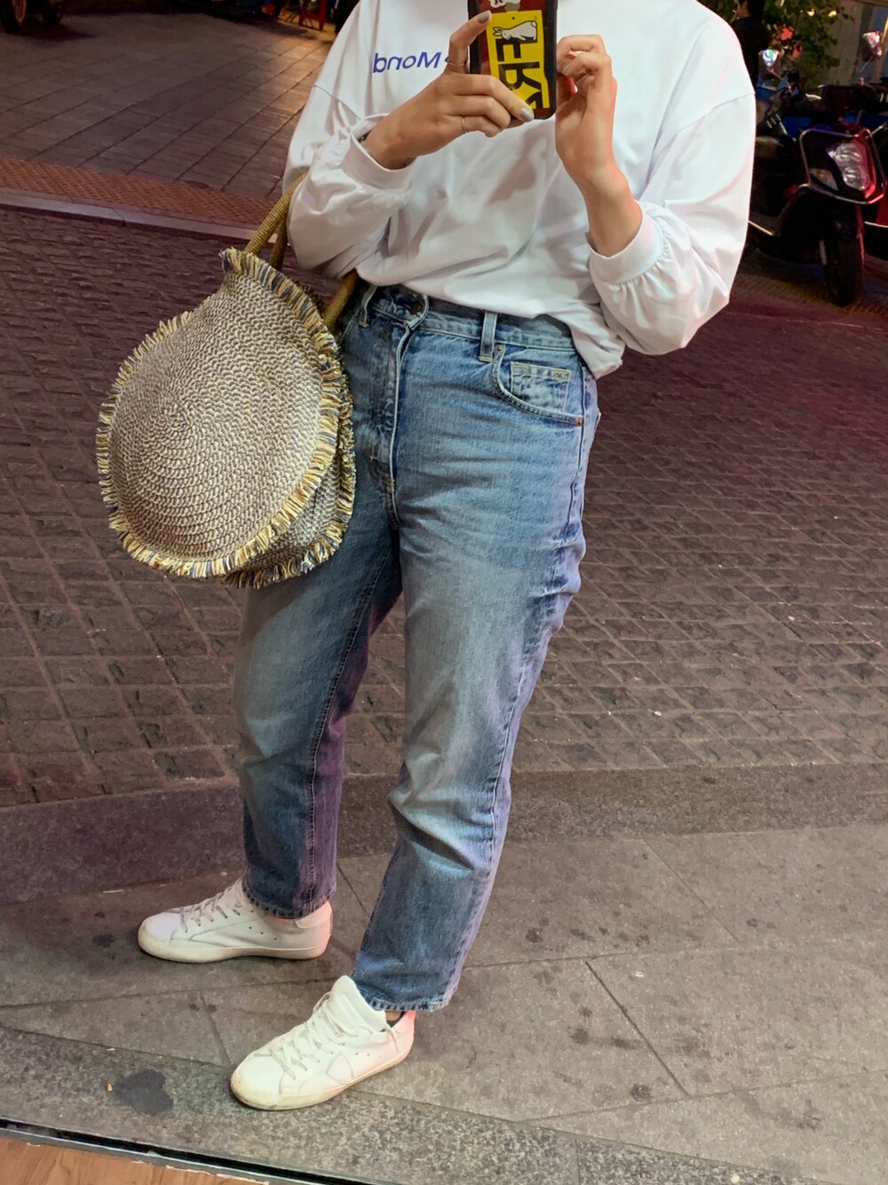 「シンプルコーデ、パンツスタイル、ホワイト、ootd、ZARA、フィリップモデル、#GU、Philippe model、韓国」｜「GUのアイテム（デニムパンツ、ブルー系）」を使った、りなさん（レディース・164cm）の春コーディネートの1枚目の写真