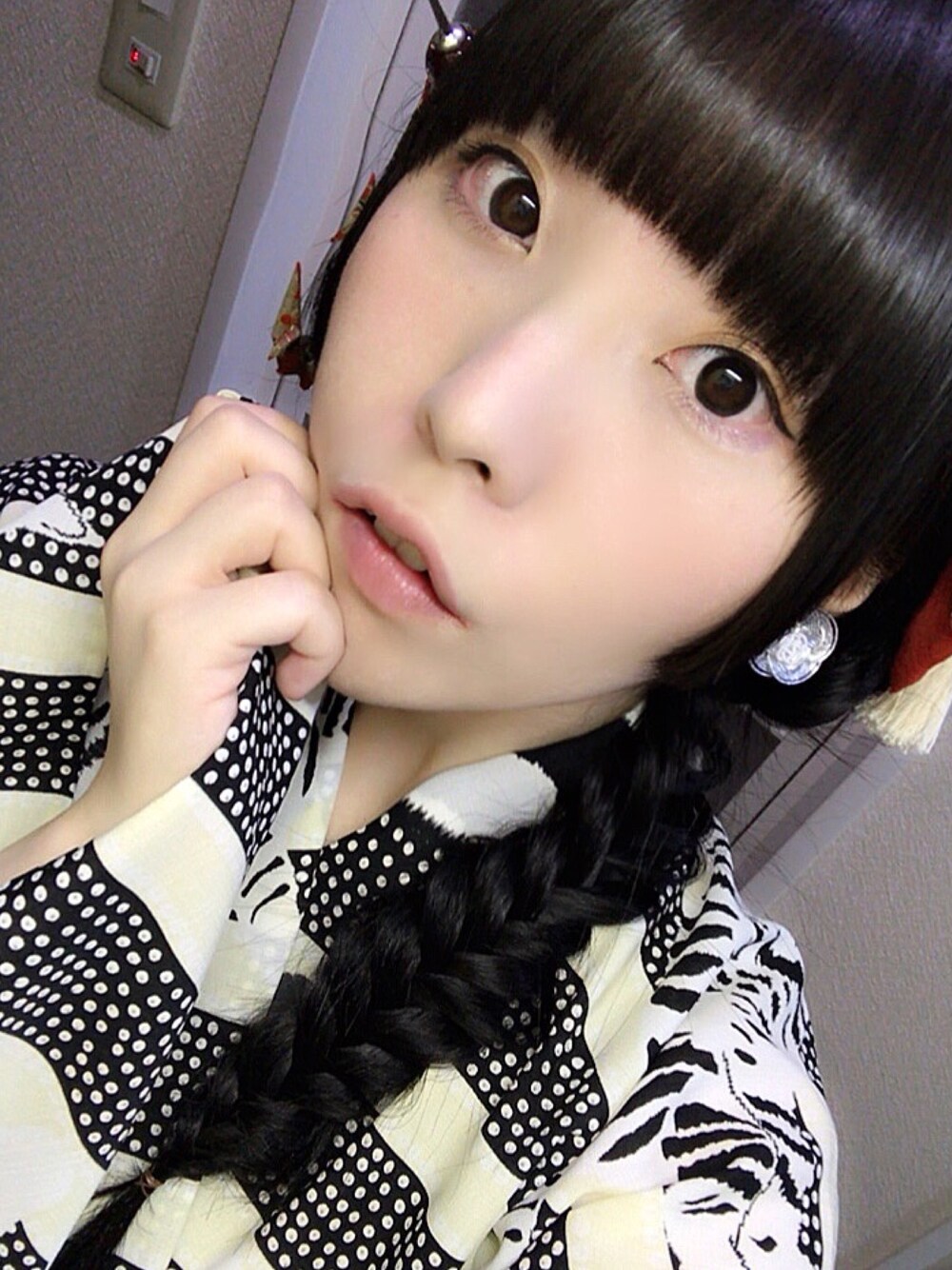 「ゆかた、ネコ柄」｜「ふりふの浴衣「くつろぎ疋田猫」（浴衣、ブラック系）」を使った、あんころもちさん（レディース・163cm）の秋コーディネートの1枚目の写真