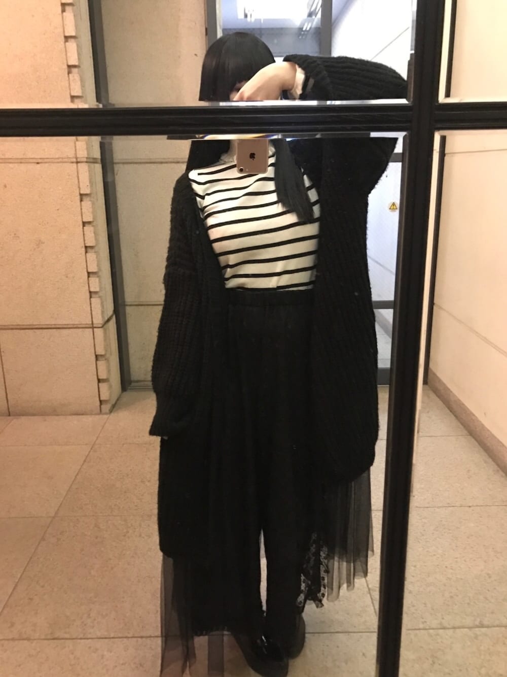 「merry jenny、モノトーン、ボーダー、ワイドパンツ、タートルネック」｜「merry jennyのレースフリルワイドパンツ（その他パンツ、ブラック系）」を使った、あんころもちさん（レディース・163cm）の冬コーディネートの1枚目の写真