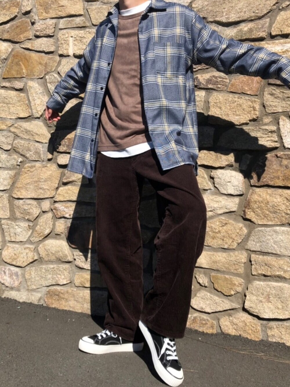 「秋のコーデ、コーデュロイ、WEGO、韓国ブランド、韓国好きな人と繋がりたい、おしゃれさんと繋がりたい、冬コーデ、トレンド、あつぞこスニーカー、韓国ファッション」｜「WEGOのWEGO/ワイドコーデュロイイージーパンツ（その他パンツ、ブラウン系）」を使った、俊介さん（メンズ・165cm）の秋コーディネートの1枚目の写真