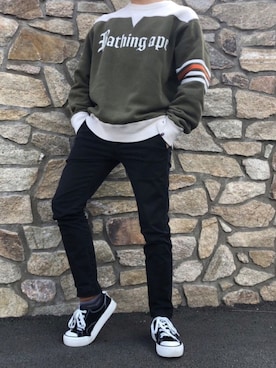 「UNIQLO（ユニクロ）のウルトラストレッチスキニーフィットジーンズ（デニムパンツ、ブラック系）」を使った、俊介さん（メンズ・165cm）の秋コーディネート