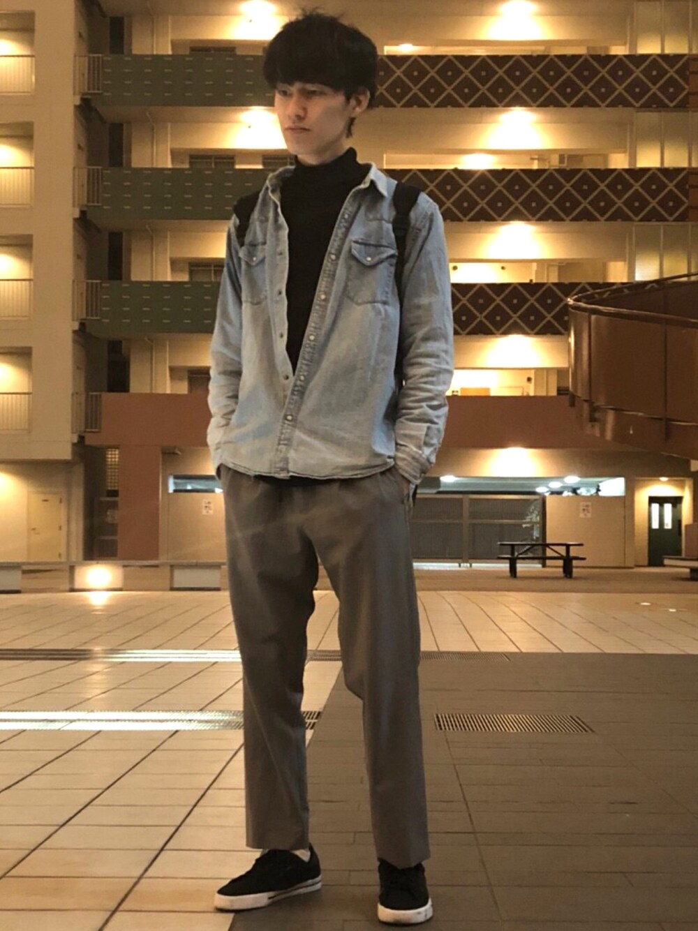 「タートルネック、デニムシャツ、HARE、ZARA、GU、大学生、休日、きれいめカジュアル、スッキリ、シンプル」｜「GUのアイテム（シャツ/ブラウス、ブルー系）」を使った、ねねねさん（メンズ・178cm）の冬コーディネートの1枚目の写真