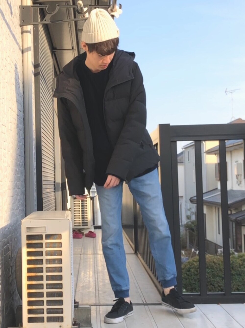 「デニム、GU、ダウンジャケット、青、ニット帽、冬コーデ、あったかコーデ、メリハリ、ジョガーパンツ」｜「GUのアイテム（パンツ、ブルー系）」を使った、ねねねさん（メンズ・178cm）の春コーディネートの1枚目の写真