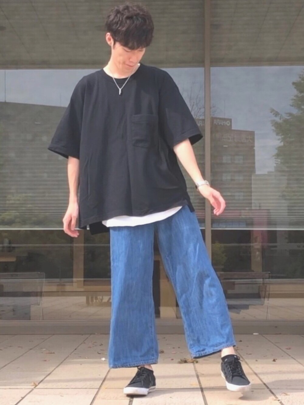 「シンプル、カジュアル、ゆるコーデ、ワイドパンツ、ワイドパンツ×スニーカー、オーバーサイズシャツ、ユニクロ、量産型大学生、量産型」｜「niko and...のアイテム（デニムパンツ、ブルー系）」を使った、ねねねさん（メンズ・178cm）の春コーディネートの1枚目の写真