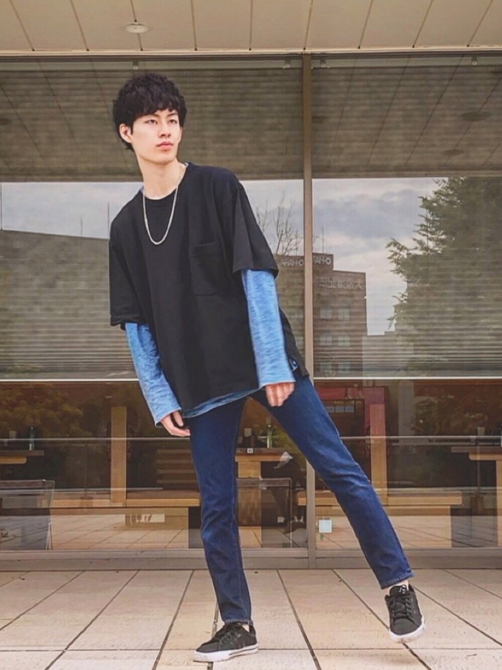 「スニーカーコーデ、デニム、Bboy、レイヤードスタイル、大学生、ネイビー、プチプラ、プチプラコーデ、FUJIROCKEEN、keen」｜「WEGOのWEGO/ストレッチデニムスキニーパンツ（デニムパンツ、ブルー系）」を使った、ねねねさん（メンズ・178cm）の夏コーディネートの1枚目の写真