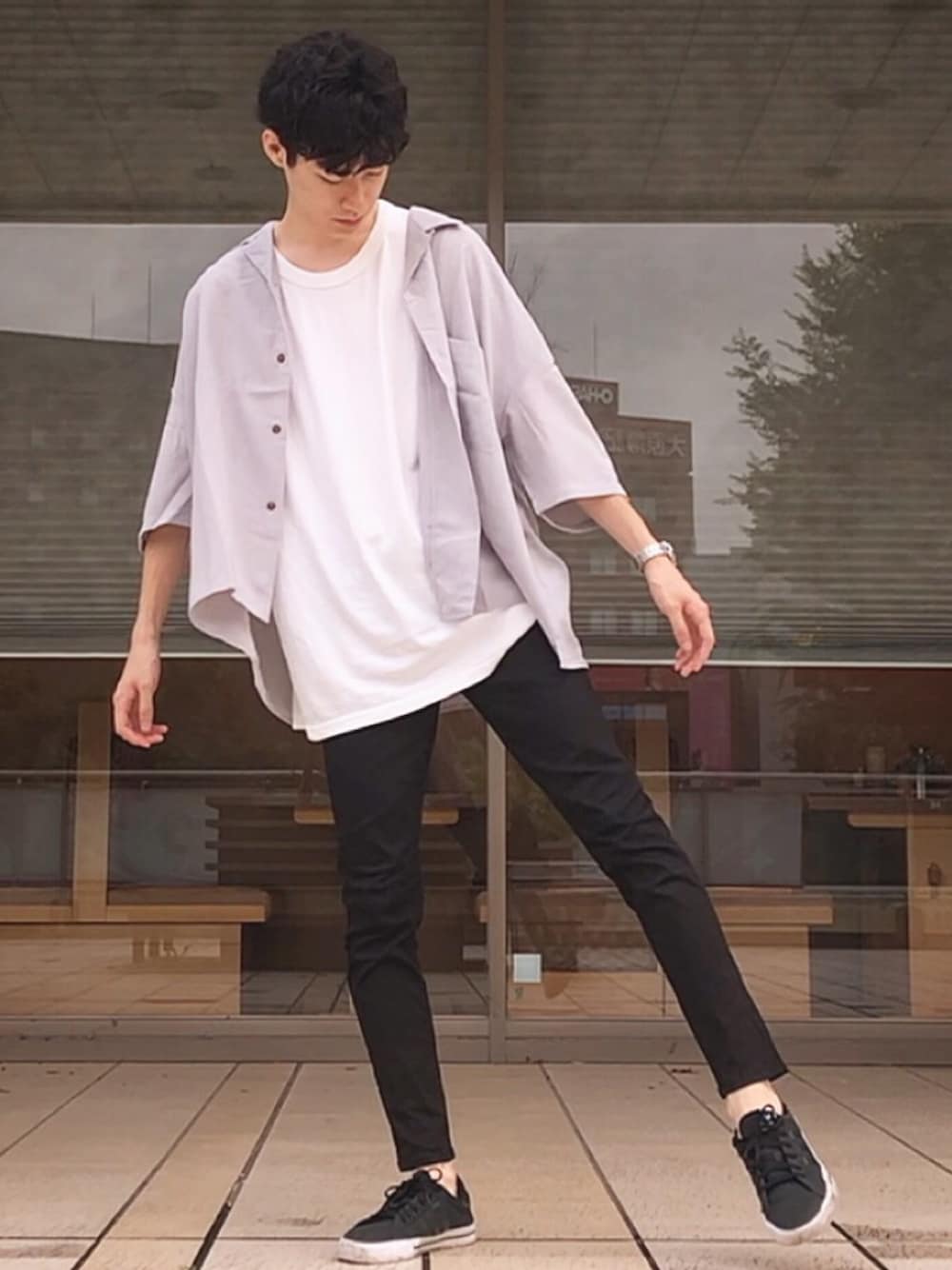 「シンプル、初デート、黒、黒スキニー、オープンカラーシャツ、バスクマゼンタ、グレー、ゆるコーデ、キレイめ」｜「UNIQLOのWOMEN ウルトラストレッチジーンズ（デニムパンツ、ブラック系）」を使った、ねねねさん（メンズ・175cm）の夏コーディネートの1枚目の写真