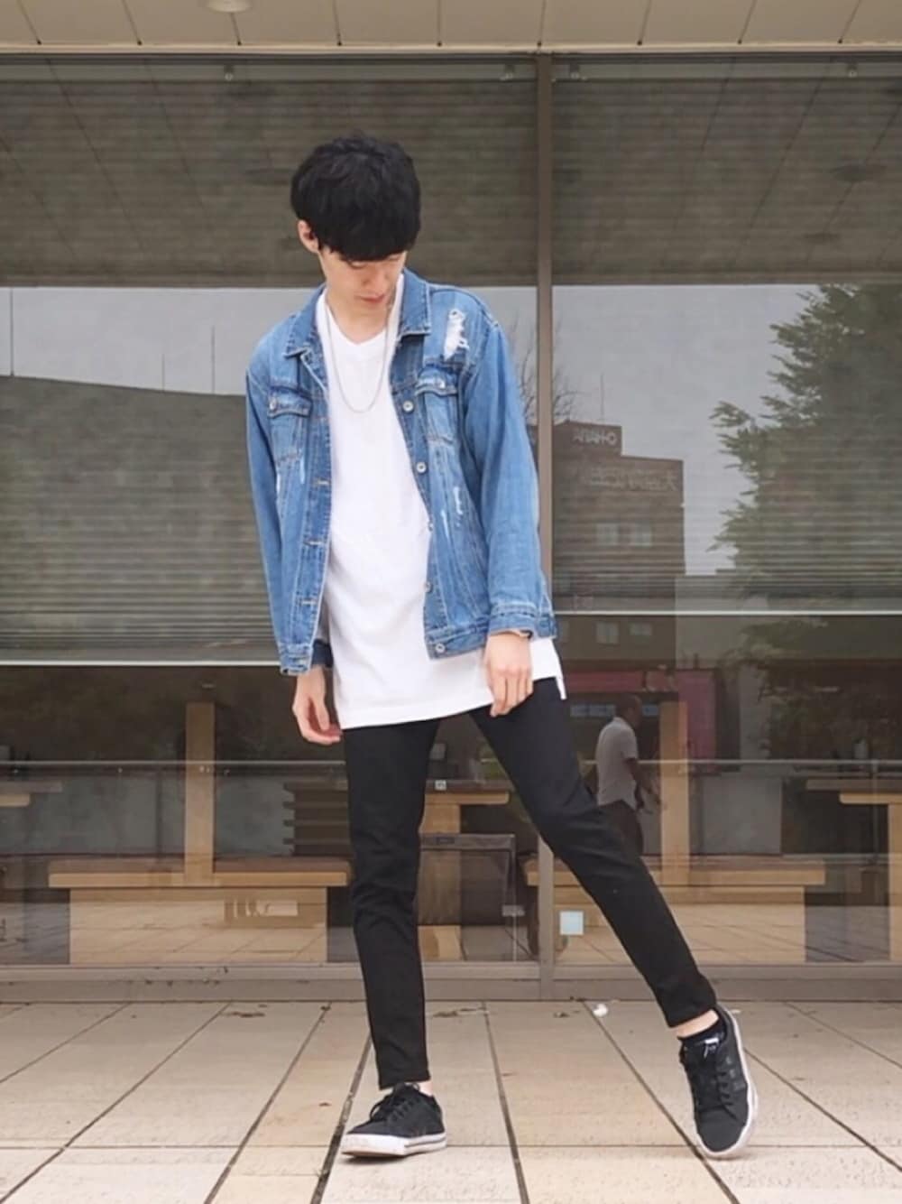 「夏コーデ、シンプルコーデ、大学生、オトナカジュアル、白Tシャツ、ブラック、UNIQLO、黒スキニー、デニムジャケット」｜「UNIQLOのWOMEN ウルトラストレッチジーンズ（デニムパンツ、ブラック系）」を使った、ねねねさん（メンズ・178cm）の夏コーディネートの1枚目の写真