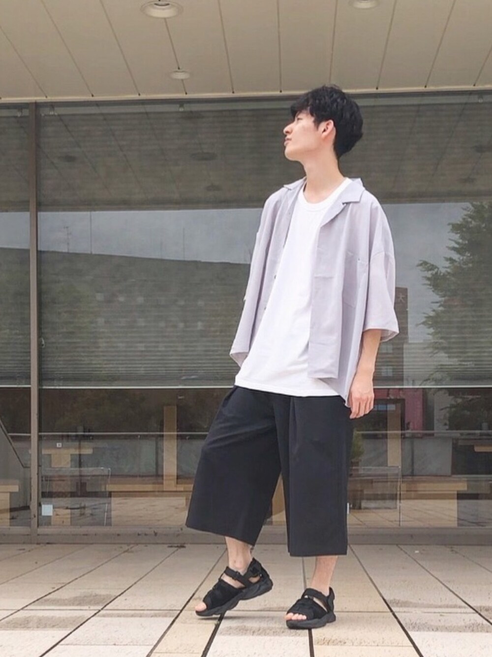 「シンプル、黒、開襟シャツ、ワイドパンツ、バスクマゼンタ、大学生、オトナカジュアル、サンダル」｜「BASQUE magentaの【BASQUE -enthusiastic design-】TRタックワイドシルエットハーフスラックス/ワイドパンツ（スラックス、ブラック系）」を使った、ねねねさん（メンズ・178cm）の夏コーディネートの1枚目の写真