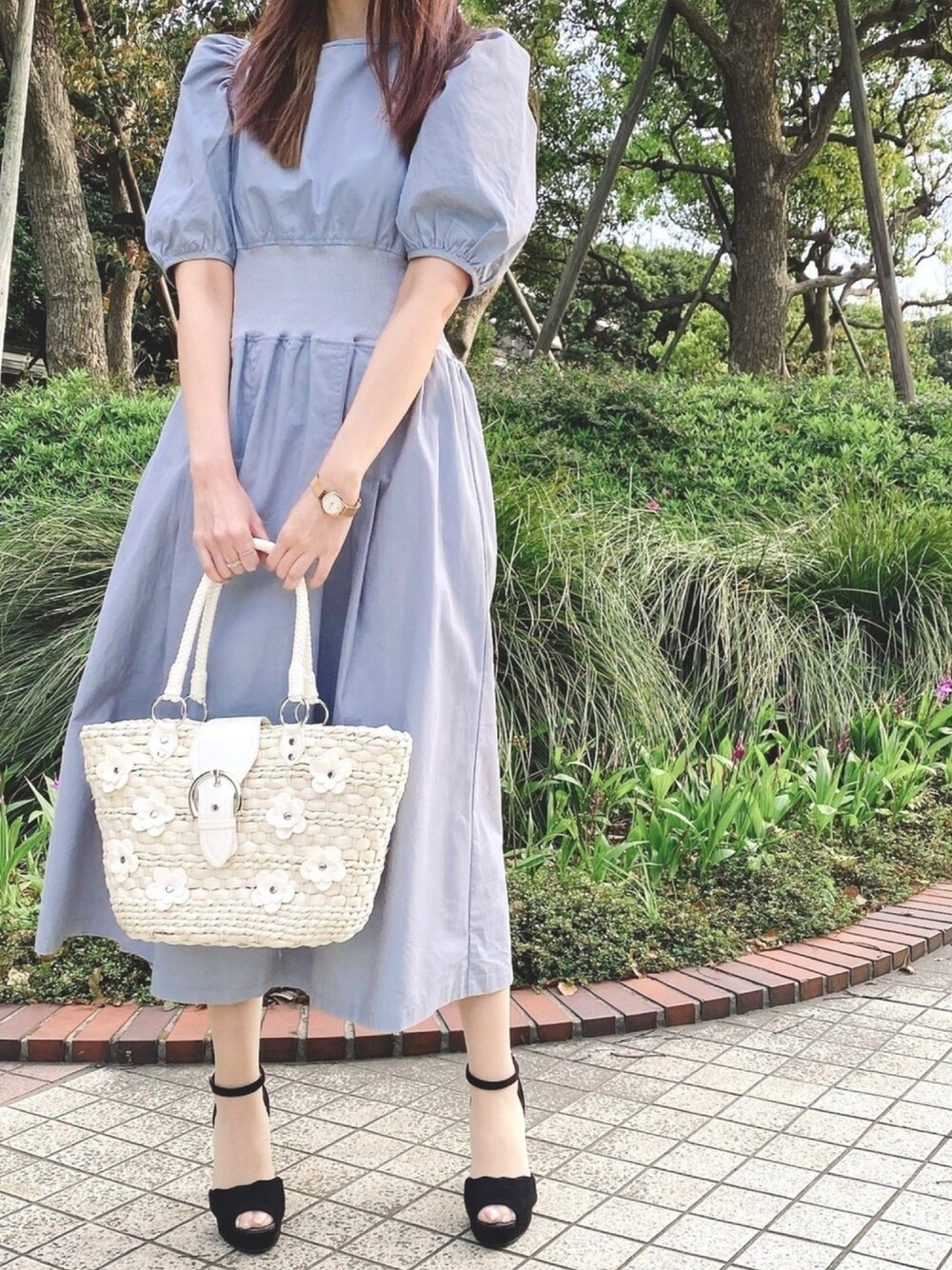 「toccocloset、トッコクローゼット、パフスリーブ、ワンピース、コットンワンピース、かごバッグ、プチプラ、きれいめカジュアル、休日スタイル」｜「tocco closetのウエストリブパワーショルダーコットンワンピース【ZOZO限定カラーあり】（ワンピース、ブルー系）」を使った、tocco closet_JoinusYokohamaさん（レディース・160cm）の夏コーディネートの1枚目の写真