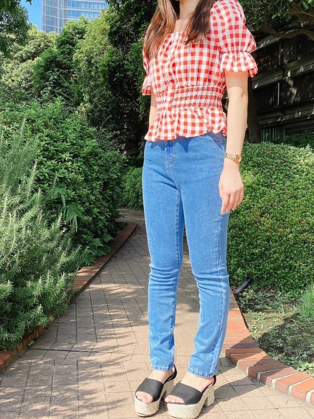 「toccocloset、トッコクローゼット、ギンガムチェック、デニムパンツ、レースアップ、休日スタイル、デニムコーデ、プチプラ、夏コーデ」｜「tocco closetのフラワー飾り釦付きギンガムチェックシャーリングペプラムブラウス（シャツ/ブラウス、レッド系）」を使った、tocco closet_JoinusYokohamaさん（レディース・157cm）の夏コーディネートの1枚目の写真