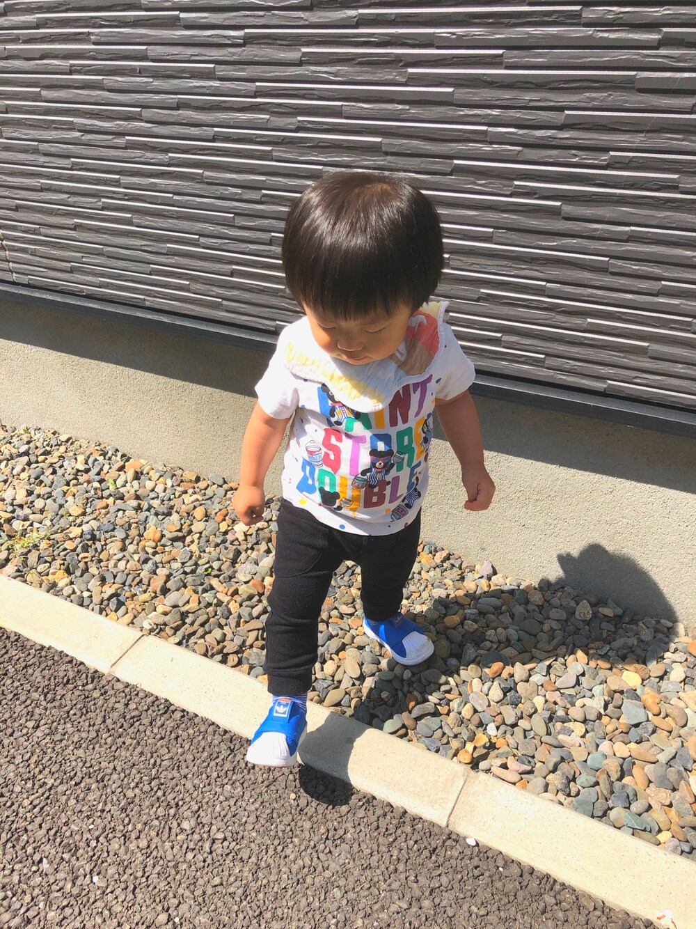 「ベビーコーデ、カジュアルコーデ、むすこーで、夏コーデ」｜「MIKI HOUSEのアイテム（Tシャツ/カットソー、ホワイト系）」を使った、haruwedさん（キッズ・90cm）の春コーディネートの1枚目の写真