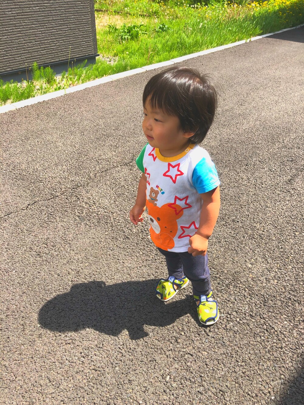 「男の子コーデ、カジュアルコーデ、むすこーで、一歳、一歳半、お散歩♪」｜「MIKI HOUSEのアイテム（Tシャツ/カットソー、ホワイト系）」を使った、haruwedさん（キッズ・90cm）の春コーディネートの1枚目の写真
