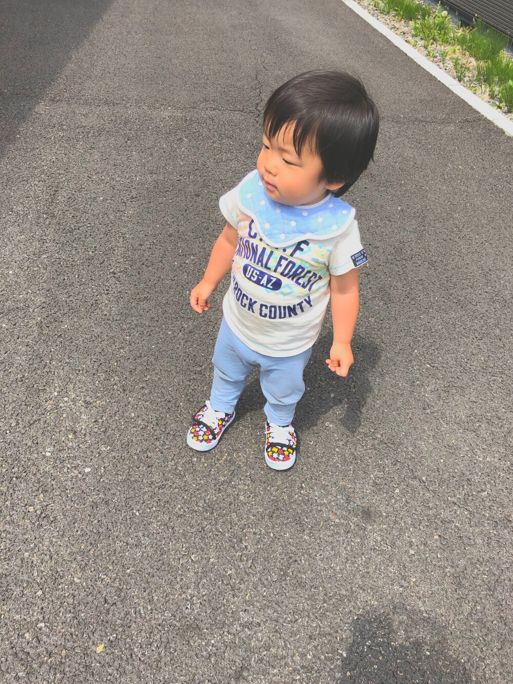 「カジュアルコーデ、ベビーコーデ、一歳、男の子、男の子コーデ、お散歩♪、お散歩コーデ」｜「BREEZEの3色3柄袖ネーム州Ｔシャツ（Tシャツ/カットソー、ホワイト系）」を使った、haruwedさん（キッズ・90cm）の春コーディネートの1枚目の写真