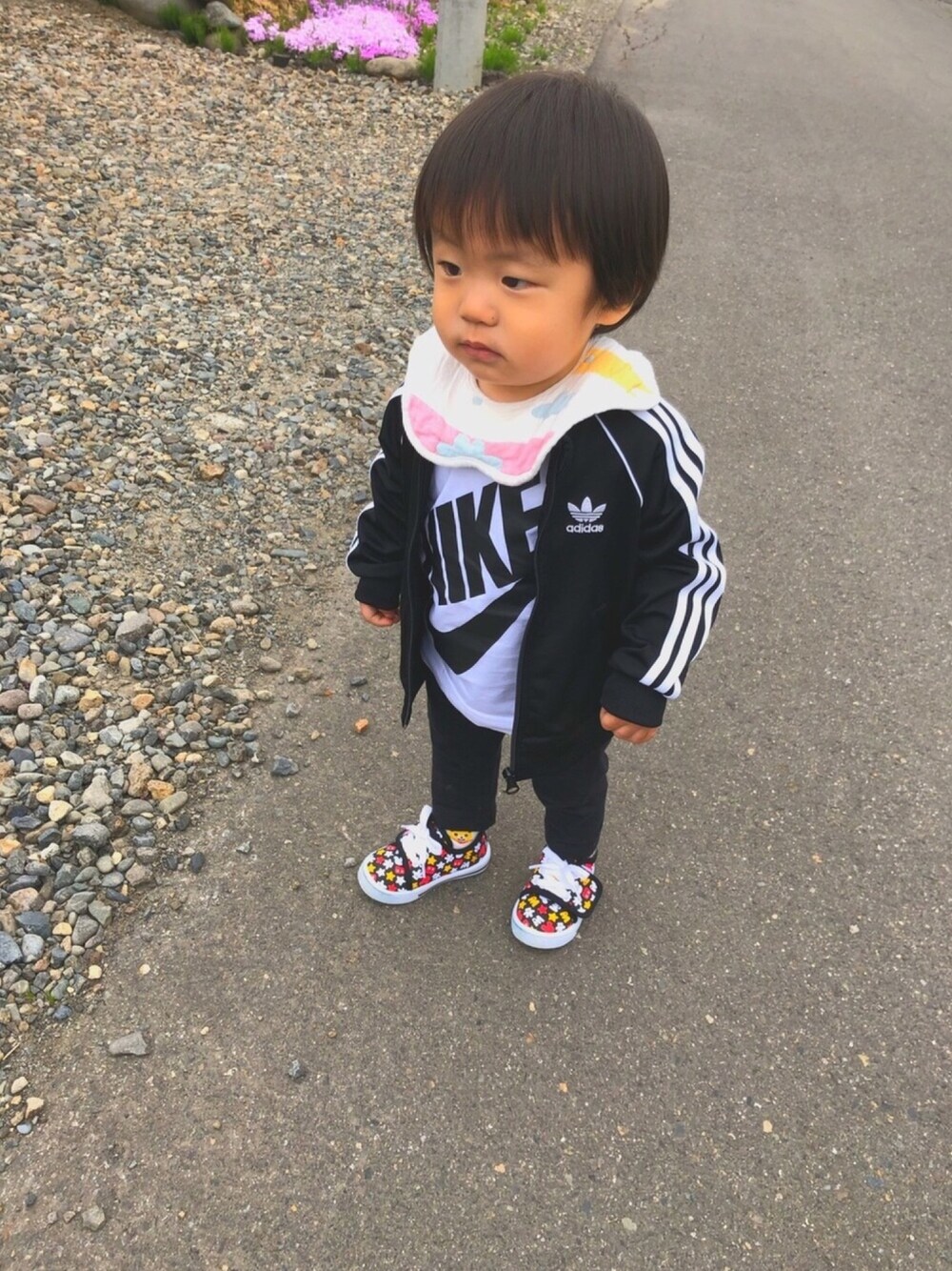 「アディダスオリジナルス、NIKE、西松屋、UNIQLO、ベビーコーデ、アディダス、一歳、春コーデ」｜「NIKEのアイテム（Tシャツ/カットソー、ホワイト系）」を使った、haruwedさん（キッズ・90cm）の春コーディネートの1枚目の写真