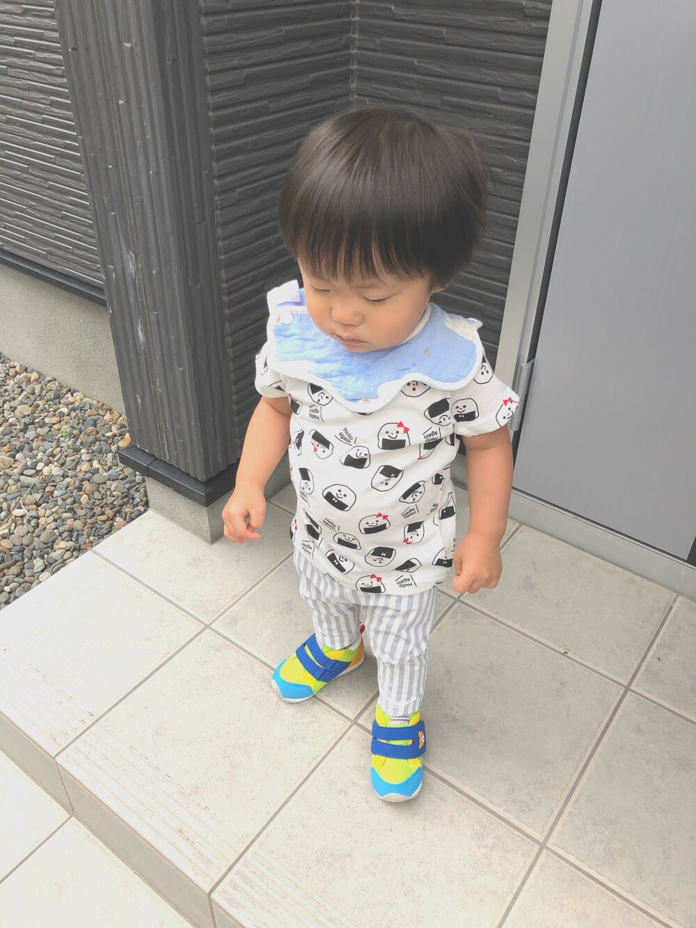 「男の子コーデ、夏、一歳、おにぎり、西松屋、ホットビスケッツ、おでかけ、ベビーコーデ」｜「西松屋のアイテム（Tシャツ/カットソー、ホワイト系）」を使った、haruwedさん（キッズ・90cm）の春コーディネートの1枚目の写真