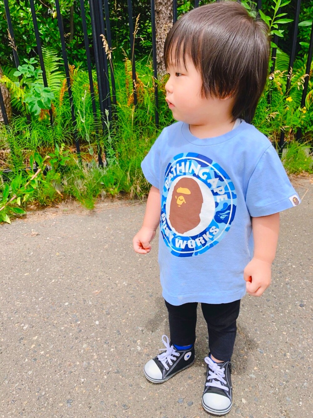 「夏だ！Tシャツ着よう！、カジュアルコーデ、一歳、おとこのこ、お散歩♪、アベイシングエイプ、Bape、コンバース オールスター、ユニクロ」｜「A BATHING APEのアイテム（Tシャツ/カットソー、ブルー系）」を使った、haruwedさん（キッズ・74cm）の夏コーディネートの1枚目の写真