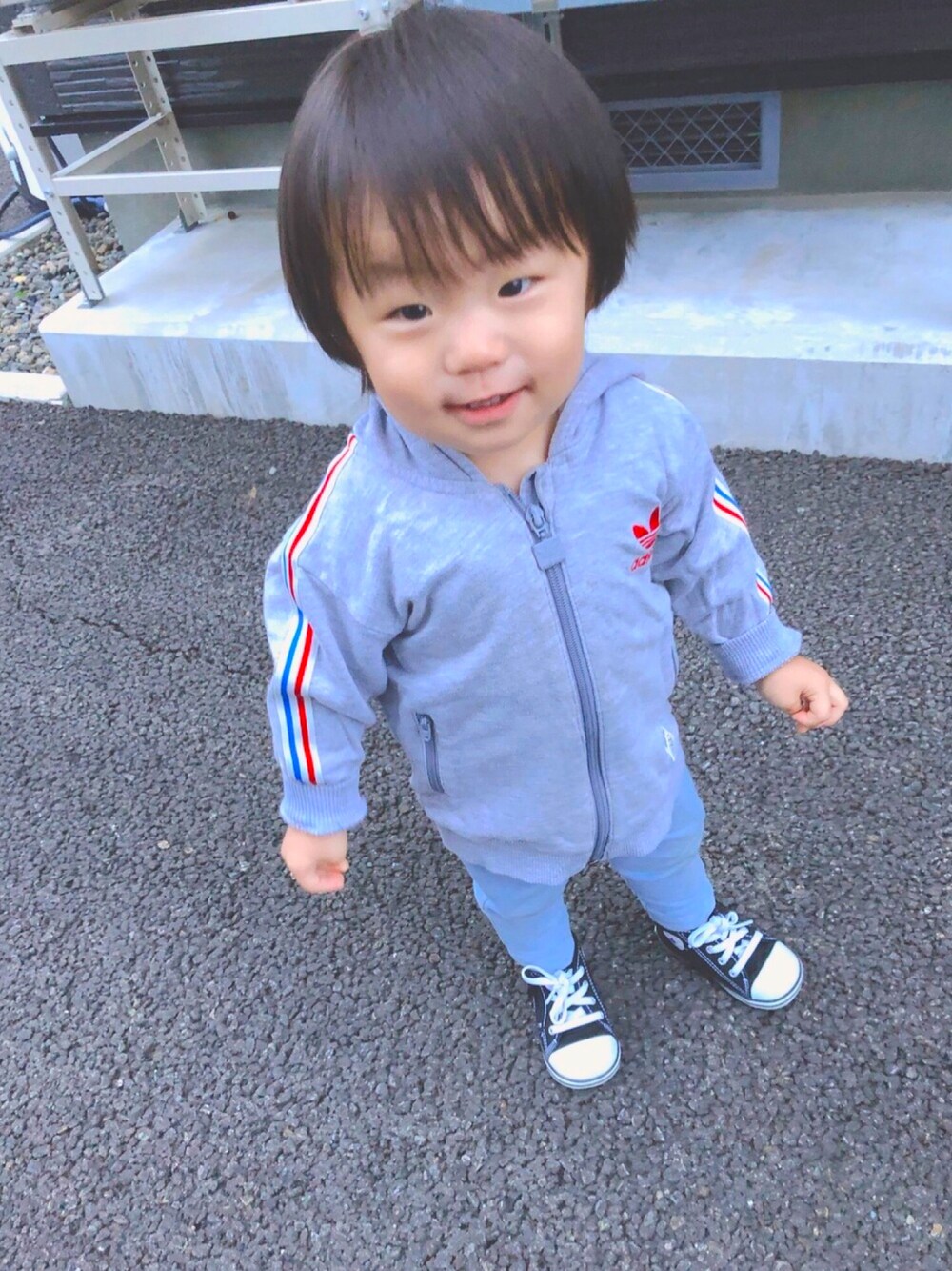 「男の子、ベビーコーデ、一歳、むすこーで、コンバース オールスター、アディダスオリジナルス、ユニクロ、パーカー、ハイカットスニーカー」｜「adidas Originalsのアイテム（トップス、グレー系）」を使った、haruwedさん（キッズ・74cm）の夏コーディネートの1枚目の写真