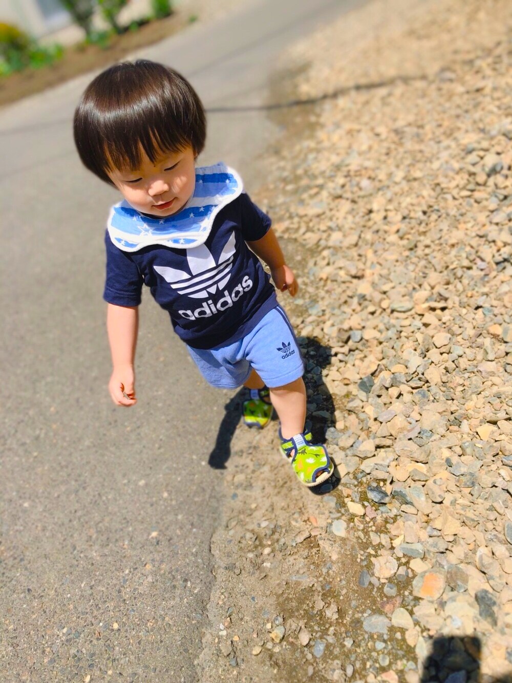 「男の子コーデ、ハーフパンツ、ベビーコーデ、夏コーデ、一歳、アディダスオリジナルス、海外限定モデル、西松屋、赤ちゃんコーデ、カジュアル」｜「adidasのトレフォイルTシャツ INFANT TREFOIL TEE オリジナルス（Tシャツ/カットソー、ホワイト系）」を使った、haruwedさん（キッズ・74cm）の夏コーディネートの1枚目の写真