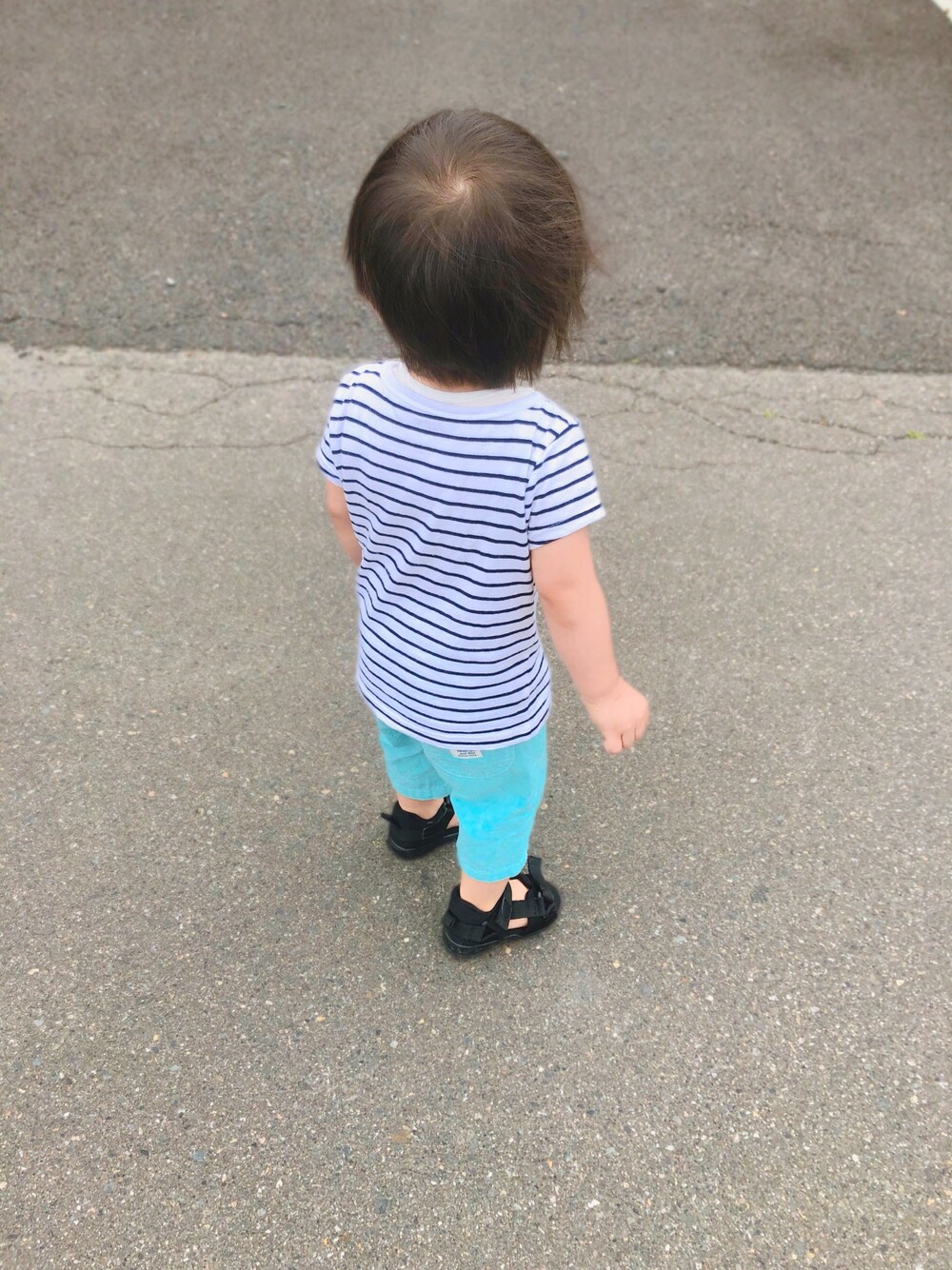 「夏コーデ、シンプルコーデ、男の子、一歳、1歳、サンダル、スポサン、西松屋、赤ちゃん本舗」｜「西松屋のアイテム（Tシャツ/カットソー、ホワイト系）」を使った、haruwedさん（キッズ・90cm）の夏コーディネートの1枚目の写真