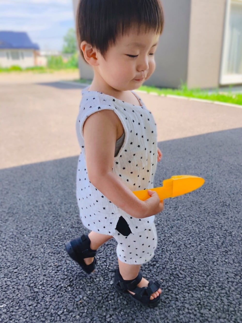「夏コーデ、水遊び、男の子、一歳、1歳、韓国ファッション、スポーツサンダル、キッズコーデ、ベビーコーデ」｜「UNIQLOのコットンメッシュタンクトップ（ドット・3枚組）（その他ベビー用品、グレー系）」を使った、haruwedさん（キッズ・90cm）の夏コーディネートの1枚目の写真