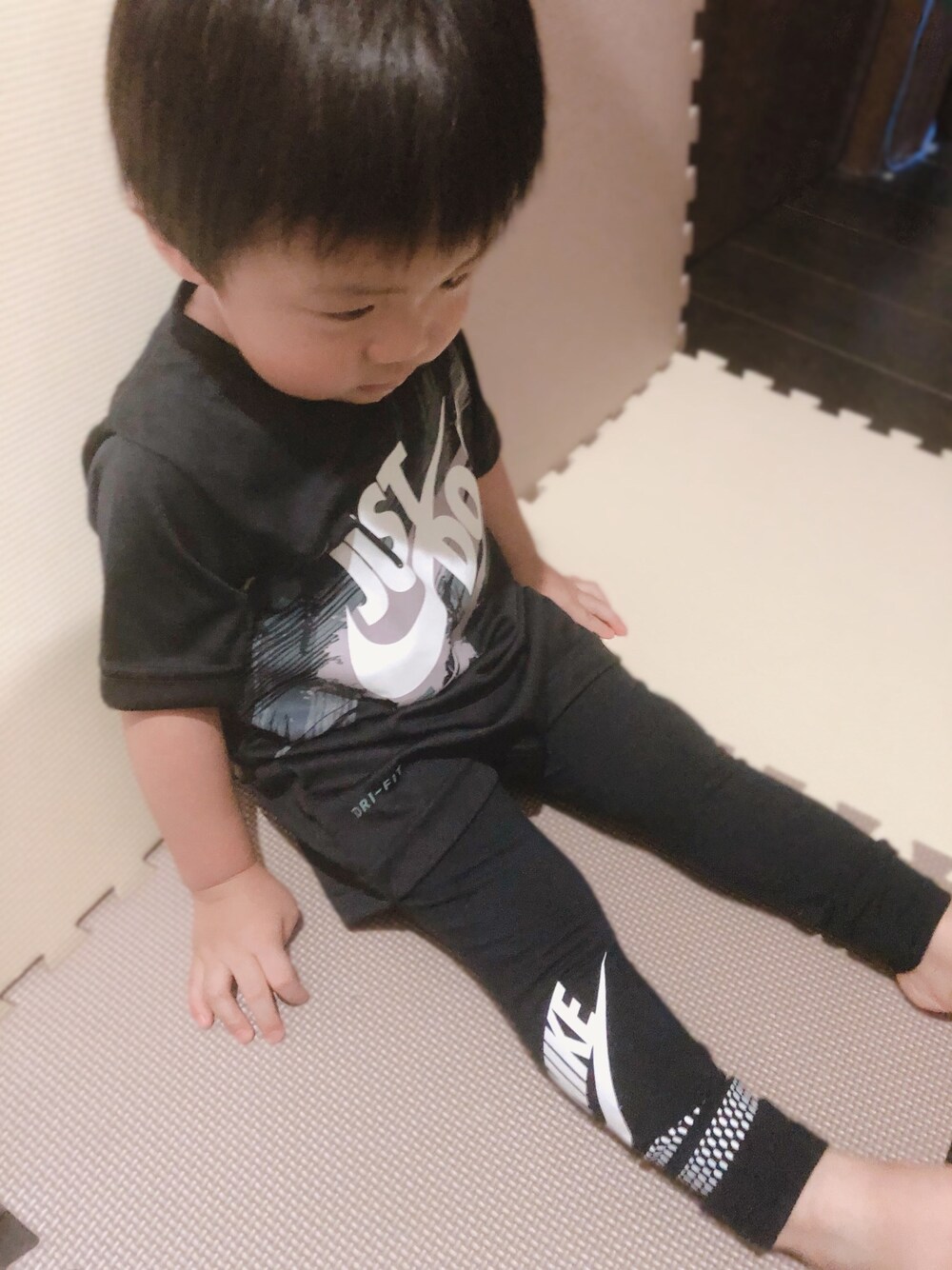 「 ＮＩＫＥ、男の子、一歳、1歳、レギンス、ブラックコーデ、お出かけコーデ」｜「NIKEの86E571（Tシャツ/カットソー、ブラック系）」を使った、haruwedさん（キッズ・90cm）の夏コーディネートの1枚目の写真