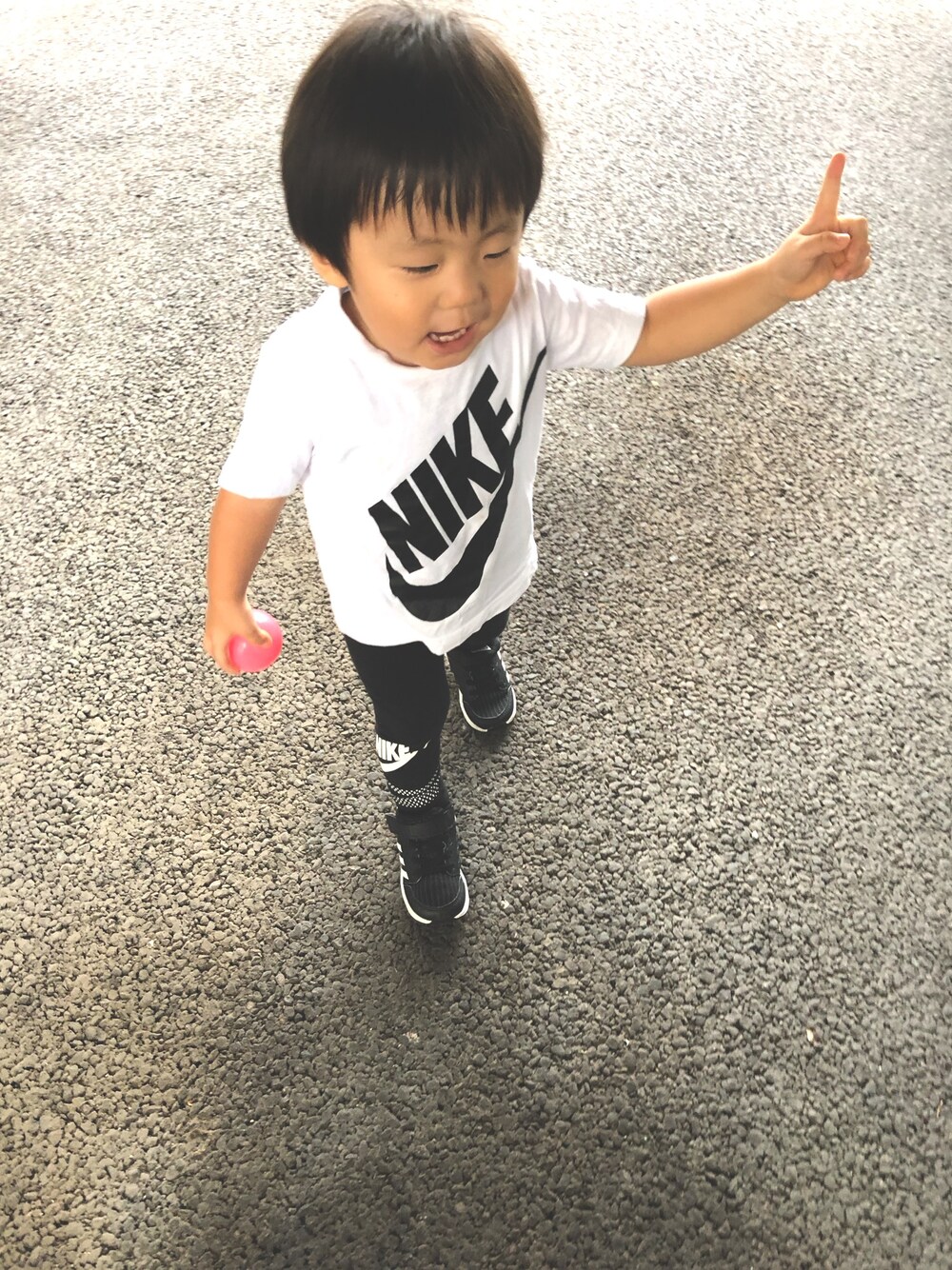 「ラブアンドピース2019、スニーカー、おとこのこ、モノトーン、スポーツミックス、一歳、1歳、もうすぐ2歳、ピースできず」｜「NIKEのアイテム（Tシャツ/カットソー、ホワイト系）」を使った、haruwedさん（キッズ・90cm）の秋コーディネートの1枚目の写真