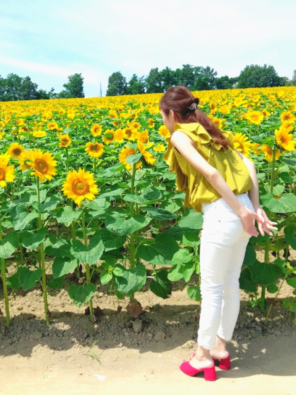 「おしゃれさんと繋がりたい、イエロー、休日スタイル、ホワイトパンツ、149cm」｜「ROSE BUDのフリルVネックカットソー（シャツ/ブラウス、イエロー系）」を使った、chamchamさん（レディース・149cm）の春コーディネートの1枚目の写真
