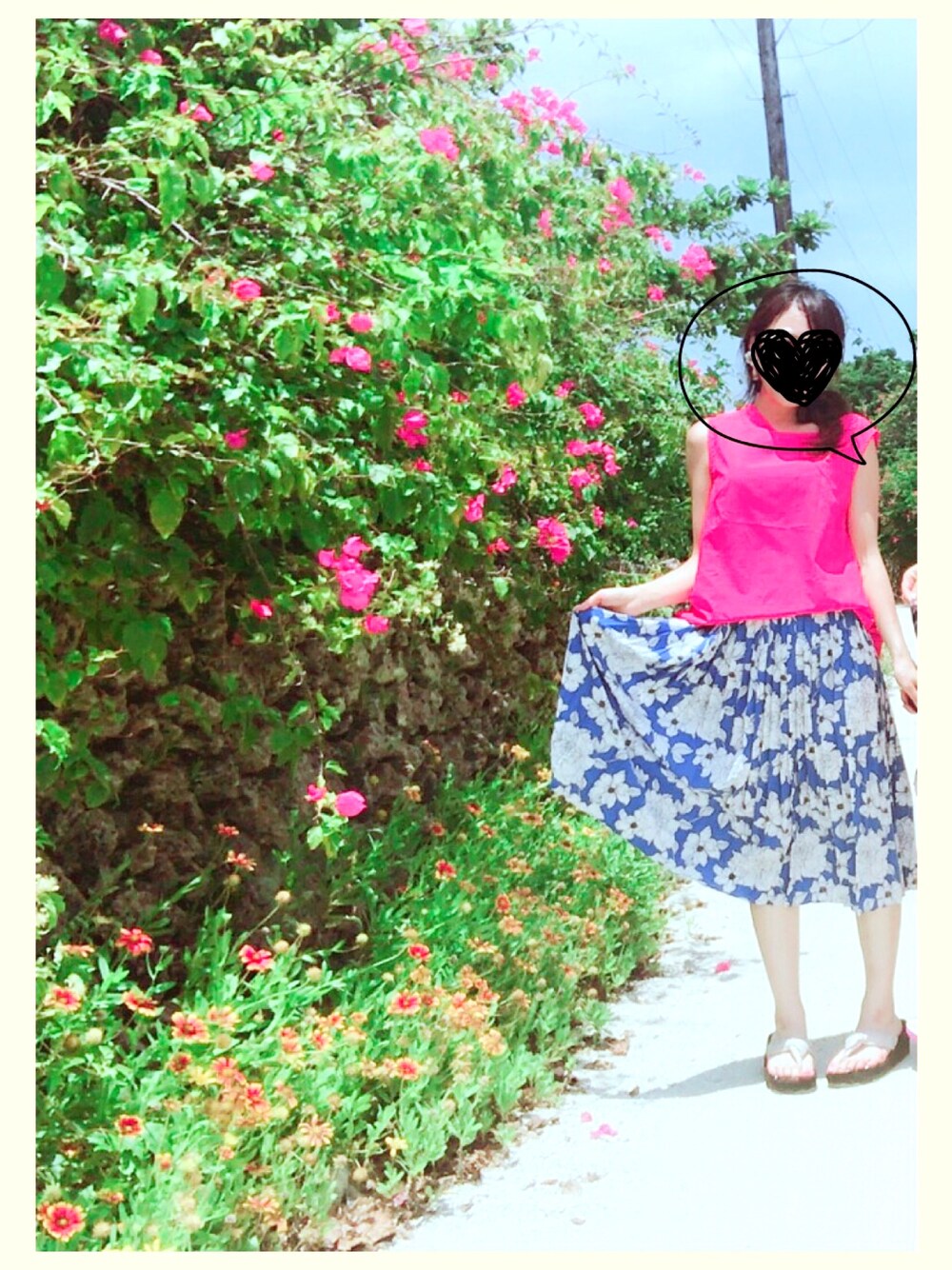 「休日コーデ、サンダル、暑い、竹富島、リゾートスタイル、プチプラ」｜「select MOCAのプチハイネックほんのりAラインサイドタック3段バックリボン付きノースリーブブラウス（シャツ/ブラウス、レッド系）」を使った、chamchamさん（レディース・149cm）の夏コーディネートの1枚目の写真