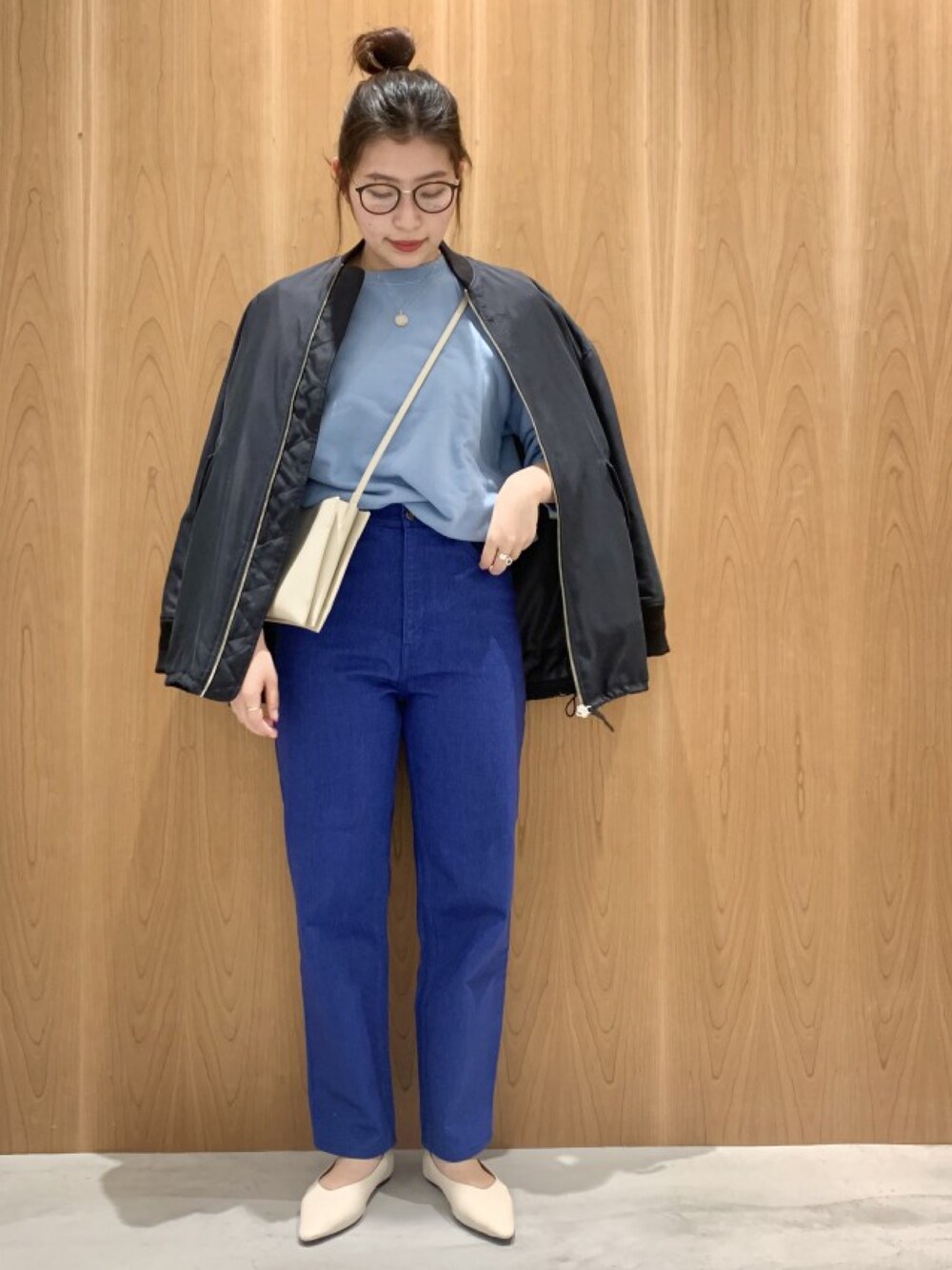 ブルー系のスウェット、ブルー系のデニムパンツ、ブルー系のブルゾンを着用したレディースの春コーディネートの1枚目の写真