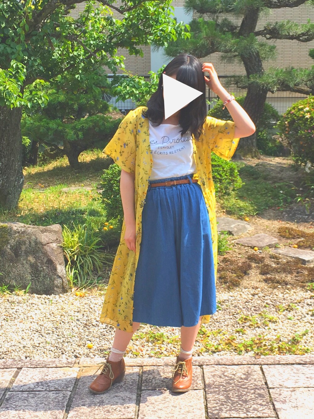 「ガウン、ガウチョパンツ、ガウチョ、白Tシャツ、花柄」｜「earth music&ecologyの・フラワープリントシャツディガン（カーディガン/ボレロ、イエロー系）」を使った、もえのすけさん（レディース・159cm）の夏コーディネートの1枚目の写真