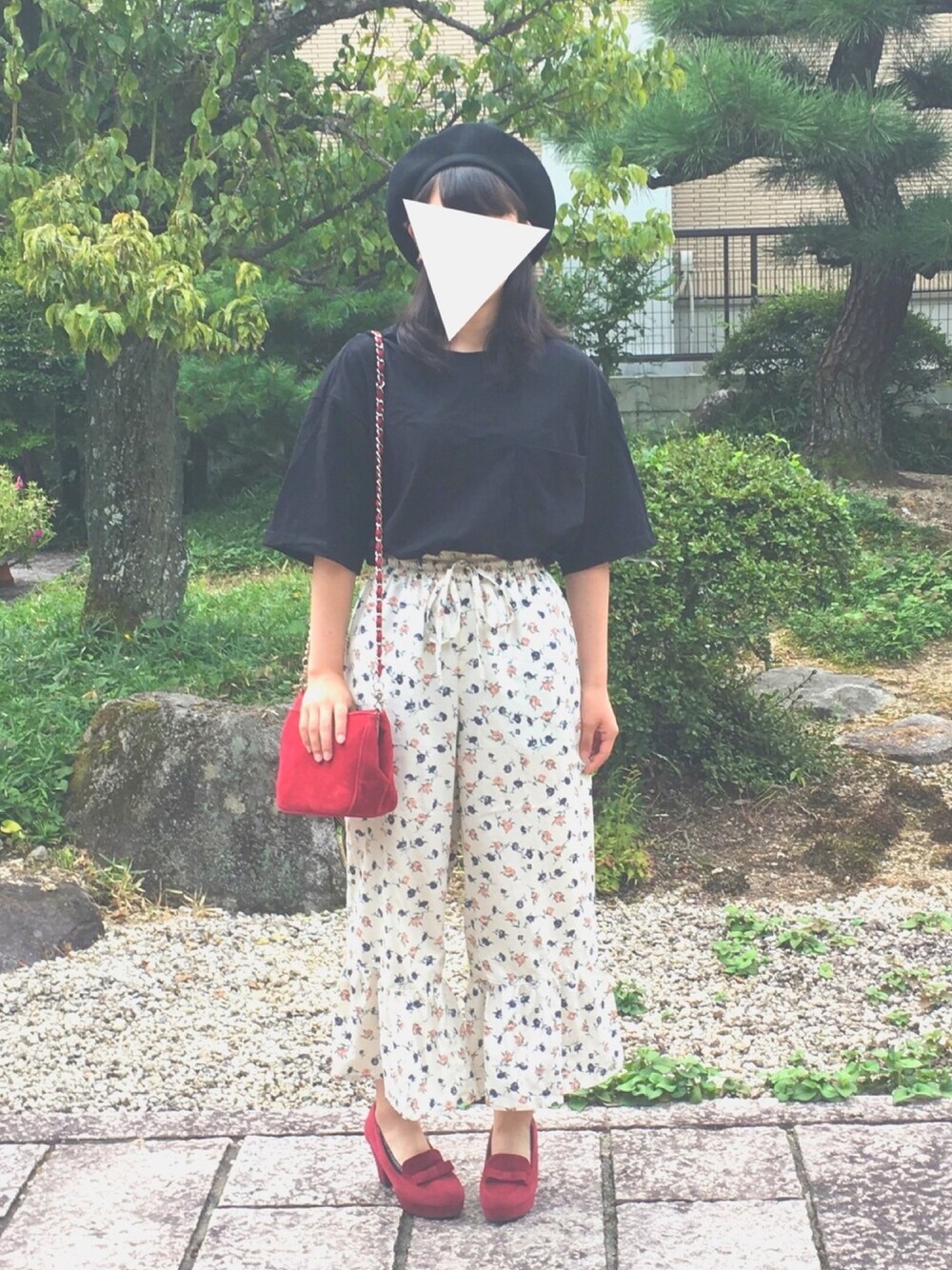 「ベレー帽、ボルドー、アキコーデ、秋服、黒Tシャツ」｜「FOREVER 21のアイテム（Tシャツ/カットソー、ブラック系）」を使った、もえのすけさん（レディース・159cm）の秋コーディネートの1枚目の写真