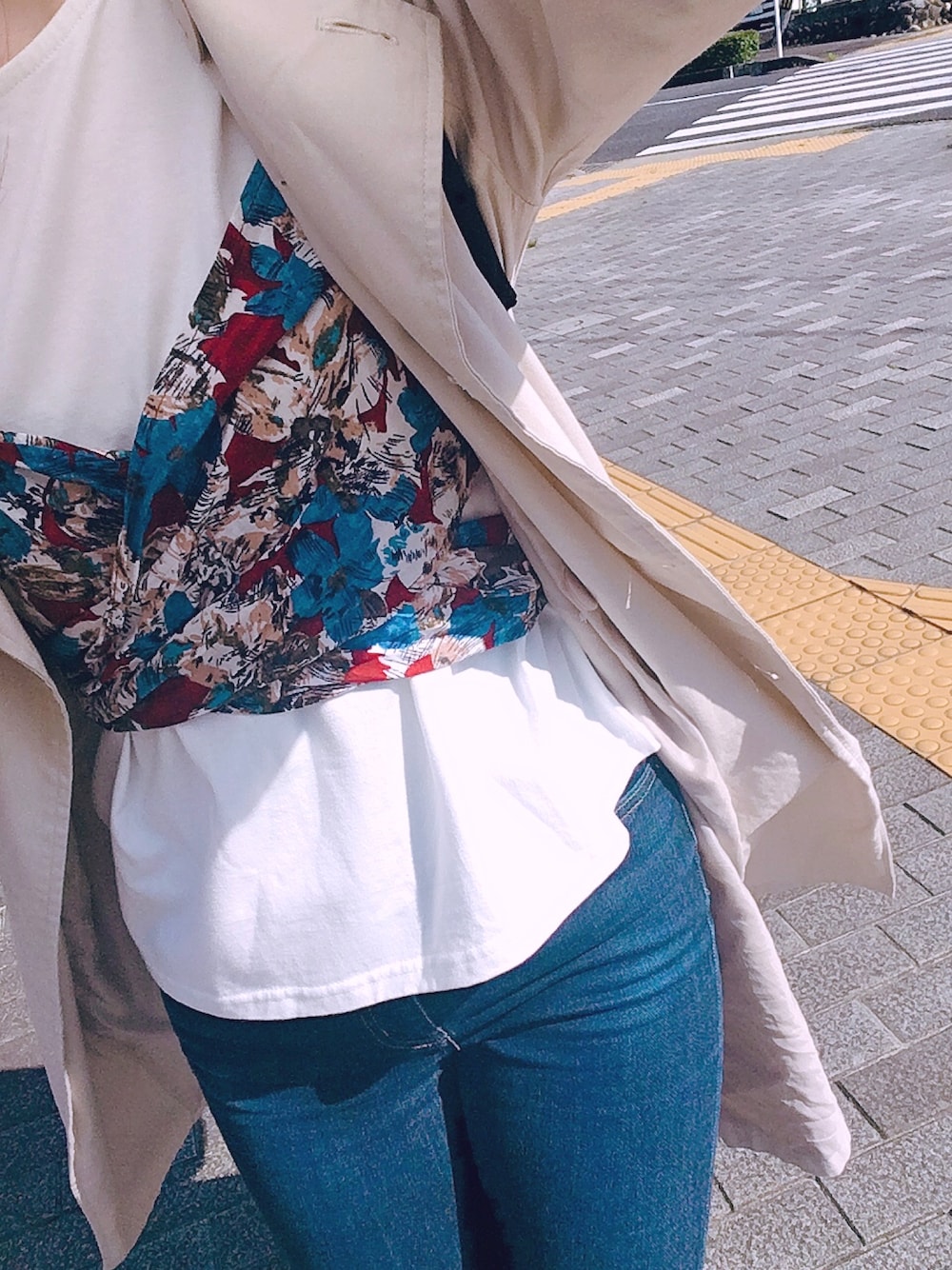 「Tシャツ、ビスチェ、3way」｜「URBAN RESEARCHのUR ぺルビアントレンチコート（トレンチコート、ベージュ系）」を使った、もえのすけさん（レディース・159cm）の春コーディネートの1枚目の写真
