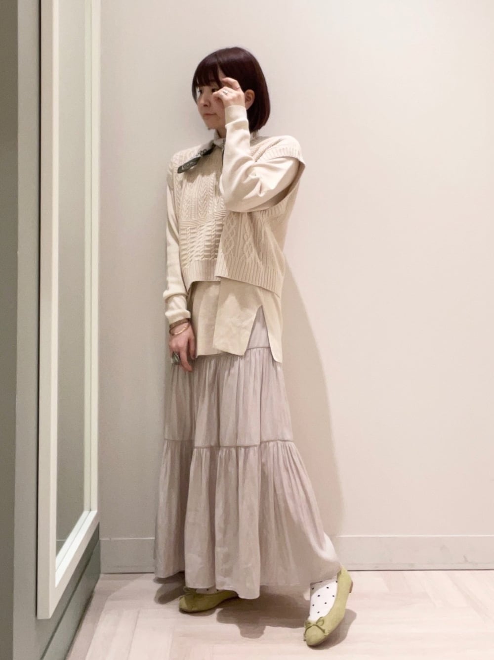 「春コーデ、春めきシューズ、バレエシューズ、イエロー、ピスタチオ、大人カジュアル、ティアードスカート、ワントーンコーデ、スカーフ、きれいめカジュアル」｜「studio CLIPの3WAYケーブルベストプルオーバーセット（ニット/セーター、ベージュ系）」を使った、sms2ympさん（レディース・157cm）の春コーディネートの1枚目の写真