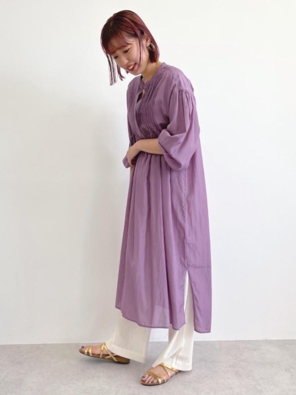 パープル系のワンピース、ホワイト系のその他パンツ、ゴールド系のサンダルを着用したレディースの春コーディネートの1枚目の写真