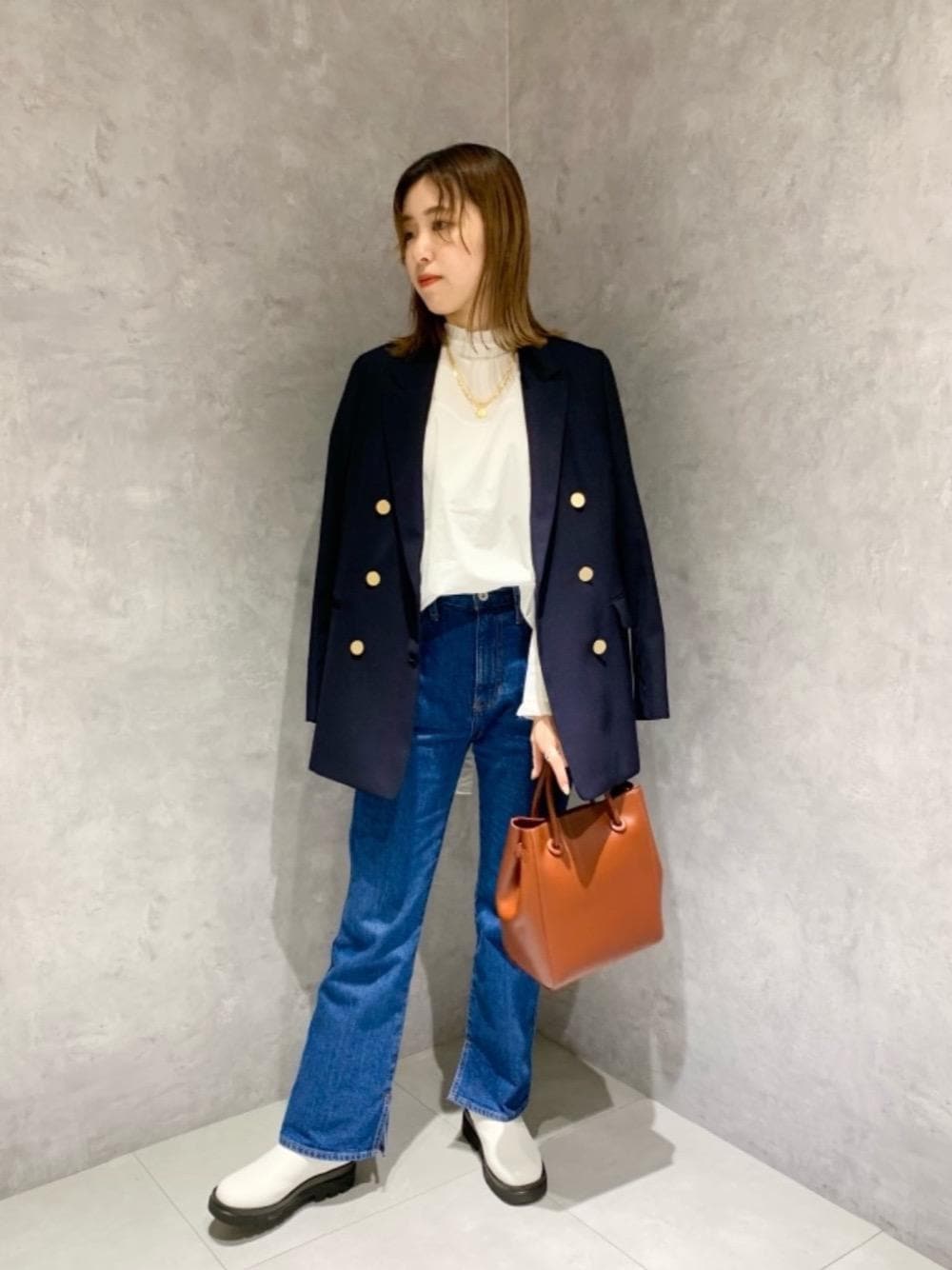 「ジャケット、デニムパンツ、シャツ/ブラウス、ベーシック/トラッド、□骨格ナチュラル」｜「green label relaxingのSC サイドゴア レインブーツ（レインシューズ、ホワイト系）」を使った、shimazu_rさん（レディース・159cm）の秋コーディネートの1枚目の写真