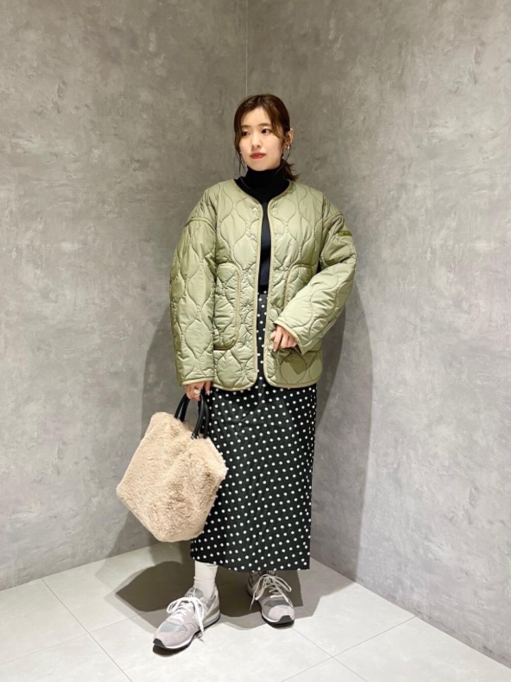 「スニーカー、ジャケット、トレンド、スカート、オールインワン、ニット/セーター、□骨格ナチュラル、■OUTERSUNSET」｜「green label relaxingのNEW FUR エコバッグ付き 2WAY バッグ（トートバッグ、ベージュ系）」を使った、shimazu_rさん（レディース・160cm）の秋コーディネートの1枚目の写真