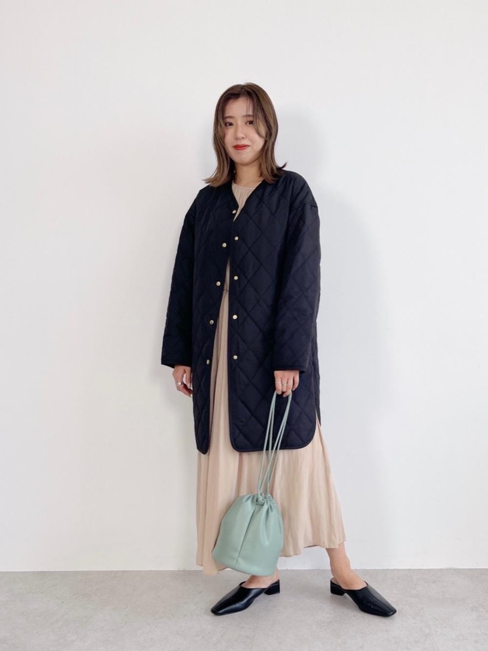 「アウター、ワンピース、ビジネス、□骨格ナチュラル」｜「green label relaxingのスクエア センターシーム ミュール (3cmヒール)（その他シューズ、ブラック系）」を使った、shimazu_rさん（レディース・160cm）の秋コーディネートの1枚目の写真