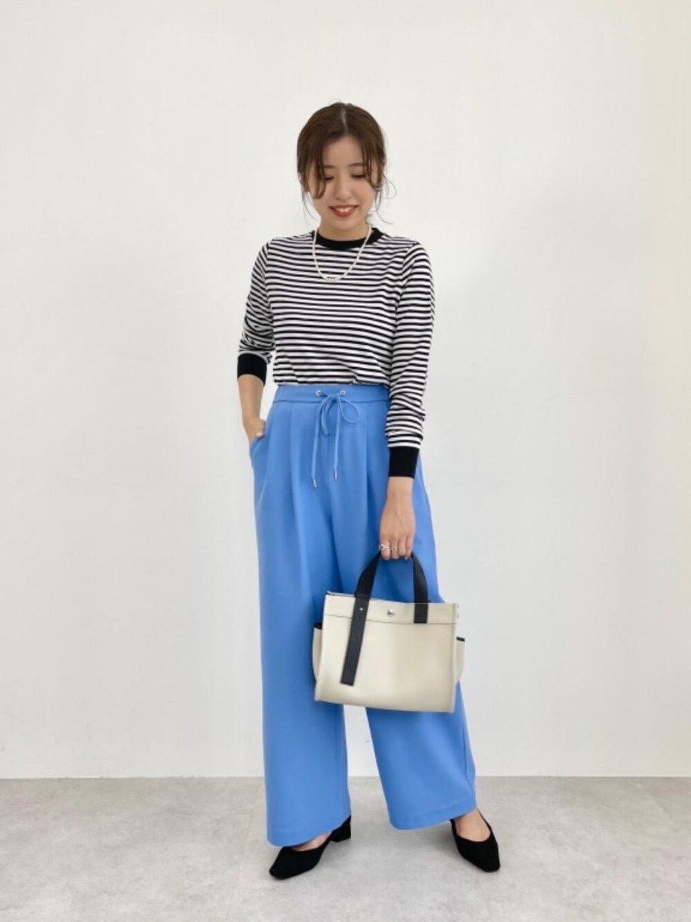 「リラックス、シューズ、ビジネス、Tシャツ/カットソー、👟バッグ、ぱんつ、□骨格ナチュラル」｜「green label relaxingのスクエア プレーン パンプス(3cmヒール) -撥水-（パンプス、ブラック系）」を使った、shimazu_rさん（レディース・160cm）の秋コーディネートの1枚目の写真