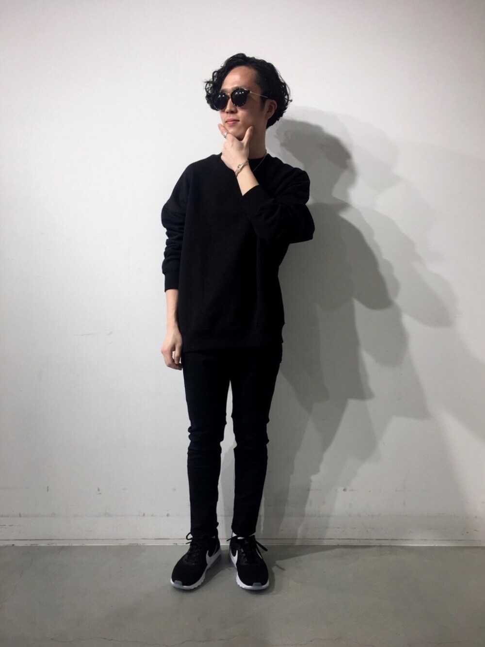 ブラック系のスウェット、ブラック系のその他パンツ、ブラック系のスニーカーを着用したメンズの春コーディネートの1枚目の写真