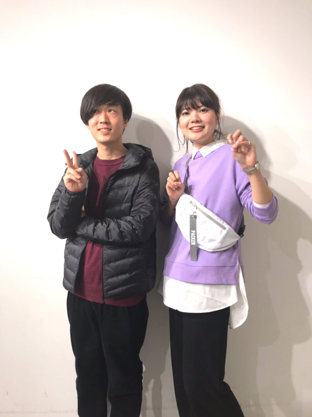レッド系のニット/セーター、ブラック系のその他パンツを着用したメンズの冬コーディネートの1枚目の写真