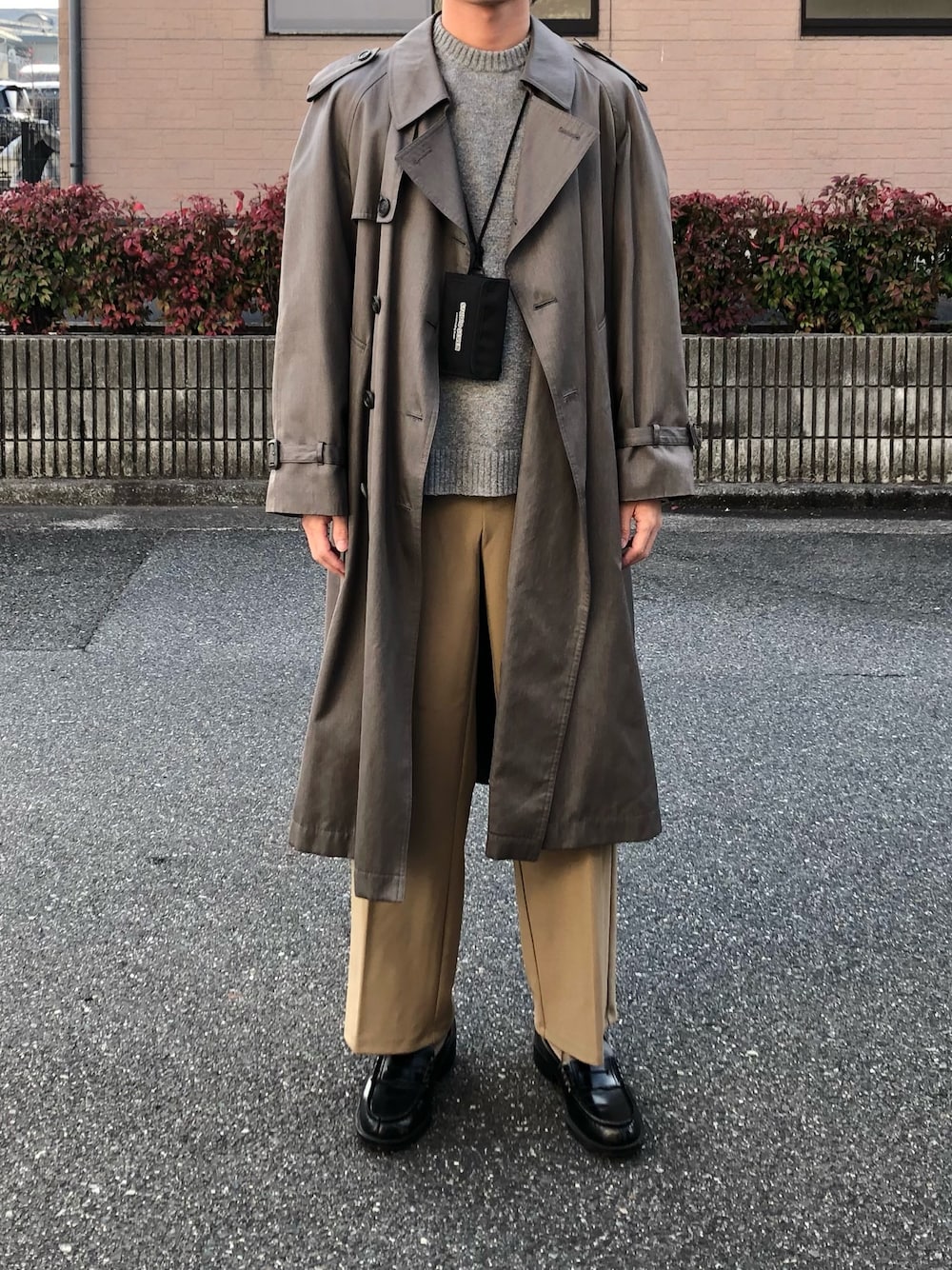 「GU、HARUTA、トレンチコート、ロングコート、ローファー、ニット、スラックス、ベージュコーデ、プチプラ」｜「GUのアイテム（ニット/セーター、グレー系）」を使った、AKIHIROさん（メンズ・172cm）の冬コーディネートの1枚目の写真