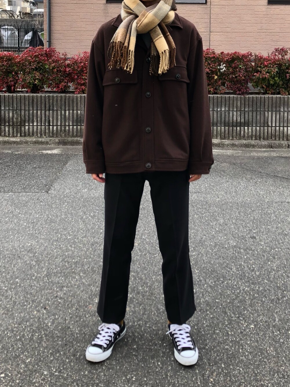 「マフラー、LOWRYS FARM、ブラウンコーデ、スラックス、コンバース、スニーカー、Wrangler、ゆるコーデ、ベージュ、カジュアルコーデ」｜「niko and...のウーリーテックCPOブルゾン（ブルゾン、ブラウン系）」を使った、AKIHIROさん（メンズ・172cm）の冬コーディネートの1枚目の写真