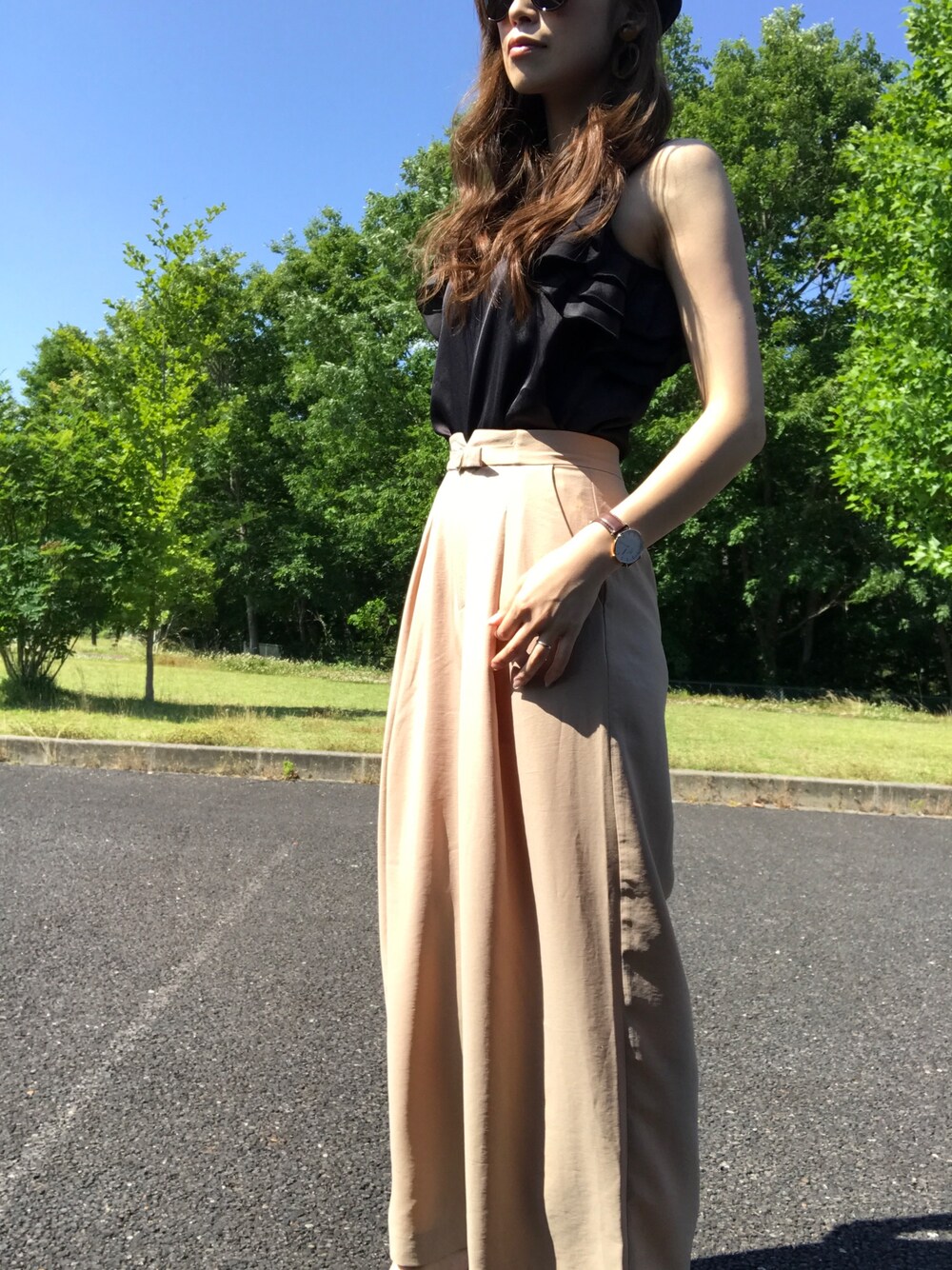 ベージュ系のその他パンツ、ブラック系のタンクトップ、ブラウン系のアナログ腕時計を着用したレディースの夏コーディネートの1枚目の写真