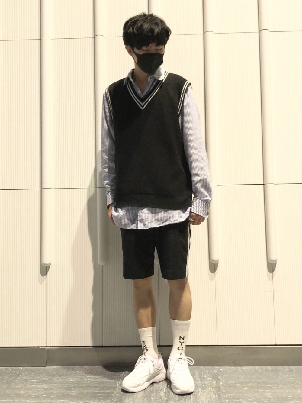 「モードストリート、モード、モノトーン、korea、ベスト、ストライプシャツ、ラインパンツ、ハーフパンツ、FILA、ダッドスニーカー」｜「Banana RepublicのGrant Slim Fit コットンストレッチ ストライプ オックスフォードシャツ（シャツ/ブラウス、ブルー系）」を使った、Ryoさん（メンズ・173cm）の春コーディネートの1枚目の写真
