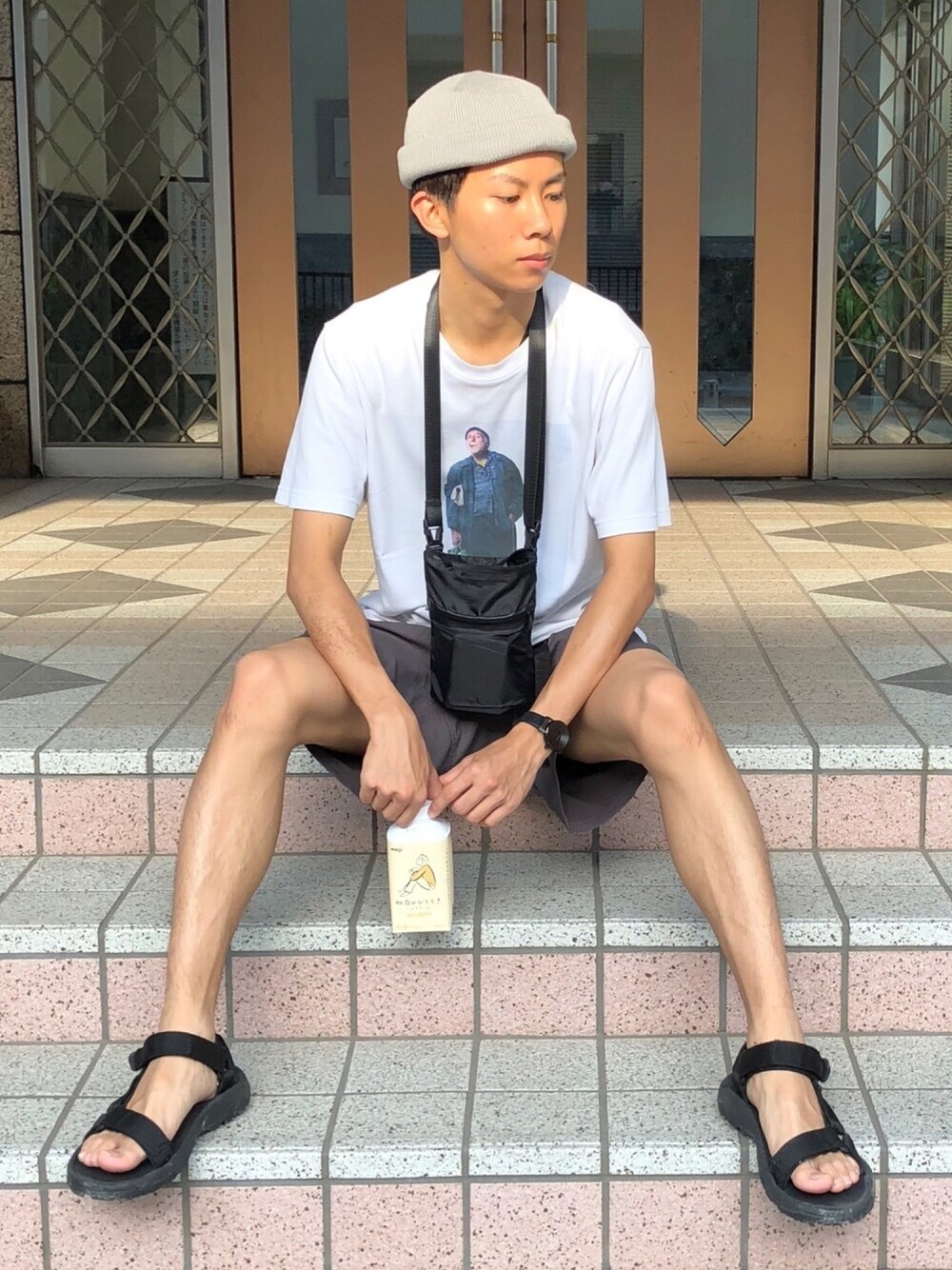 ホワイト系のTシャツ/カットソー、ブラック系のバッグ、グレー系のその他パンツを着用したメンズの夏コーディネートの1枚目の写真