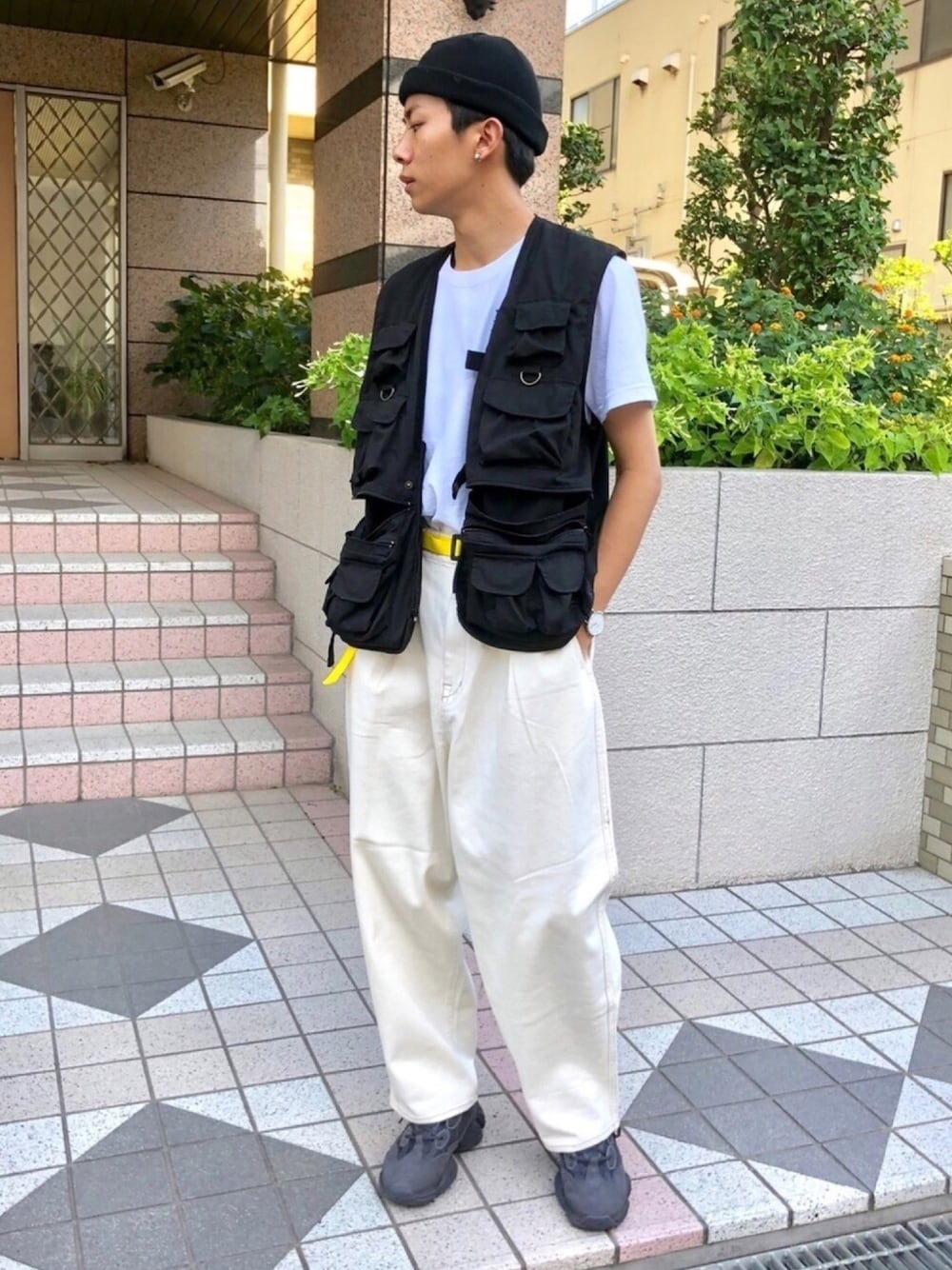 ブラック系のベスト、ホワイト系のTシャツ/カットソー、ベージュ系のその他パンツを着用したメンズの秋コーディネートの1枚目の写真