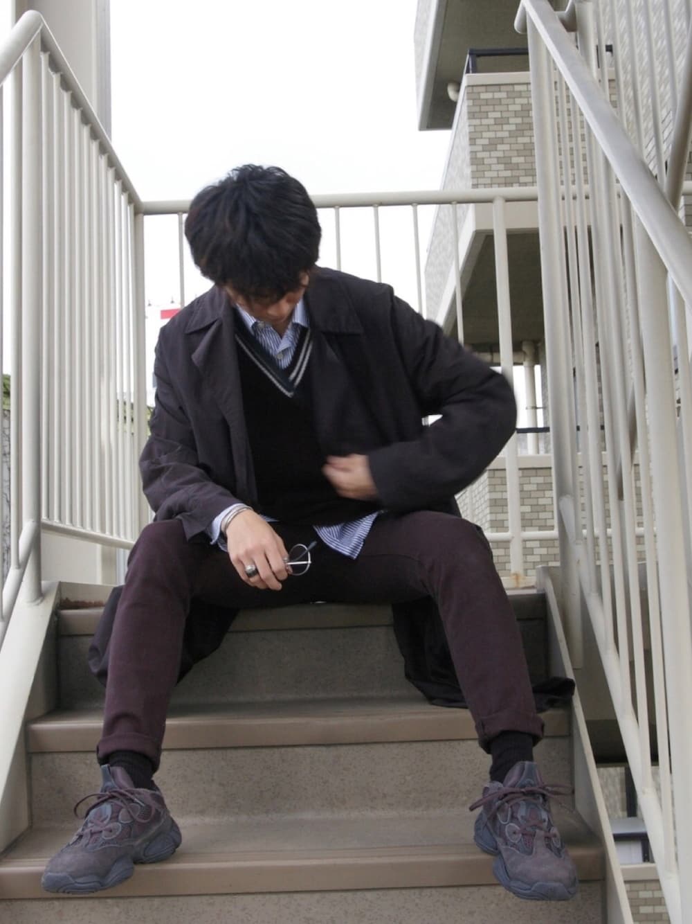 「ストリート服が好き、秋コーデ、ストリート、韓国ファッション、モード、モードストリート、ブラック、スキニー、ダッドスニーカー、ストライプ」｜「niko and...の<NUMERALS>ステンカラーコート（ステンカラーコート、ブラック系）」を使った、Ryoさん（メンズ・175cm）の秋コーディネートの1枚目の写真