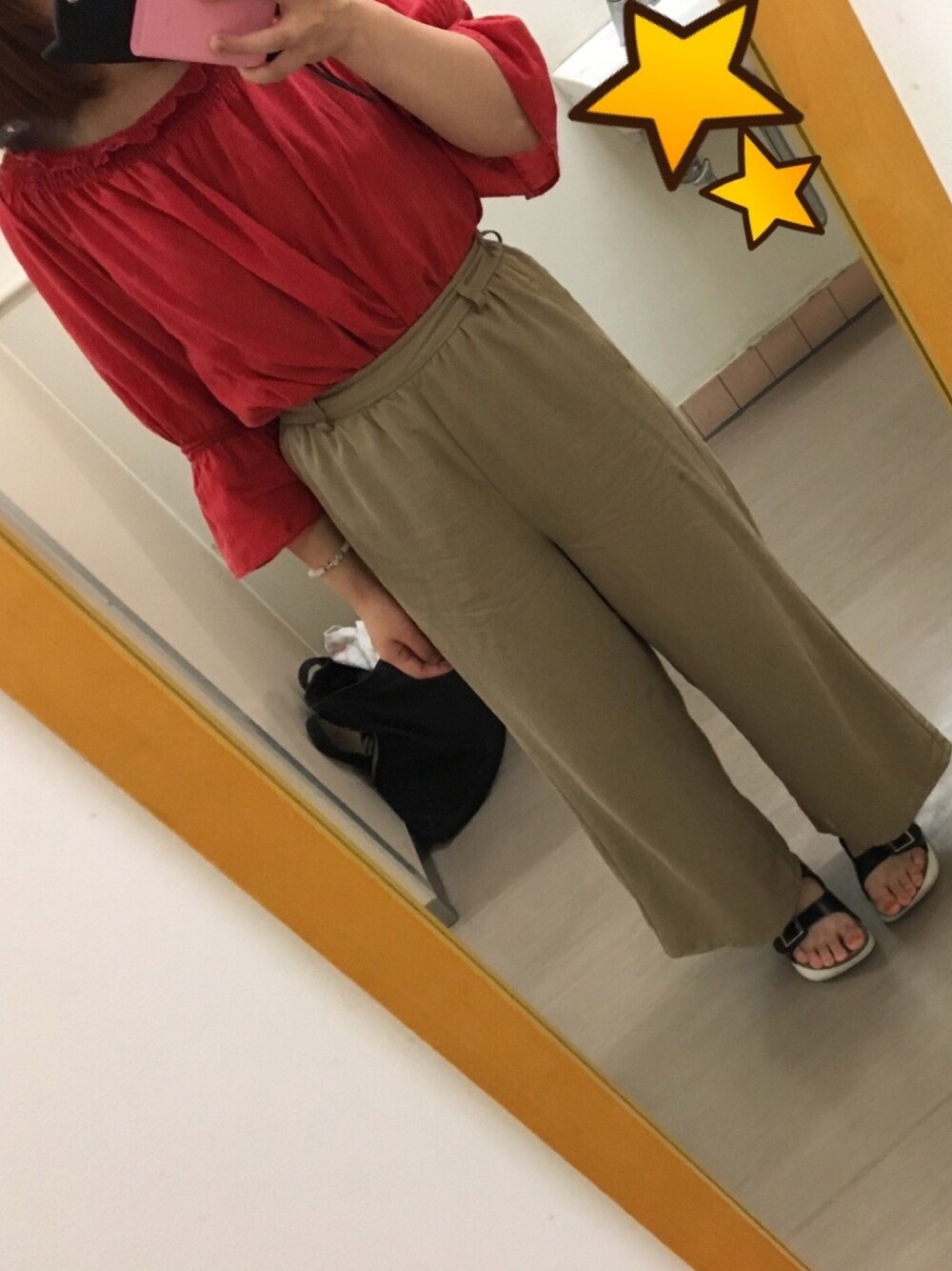 「きれいめカジュアル、WEGO、オフショル、赤、ベージュ、ベルトサンダル、シンプル、黒、オトナ女子、ボリューム袖」｜「WEGOのWEGO/シャーリングオフショルブラウス（シャツ/ブラウス、レッド系）」を使った、せつこさん（レディース・146cm）の秋コーディネートの1枚目の写真