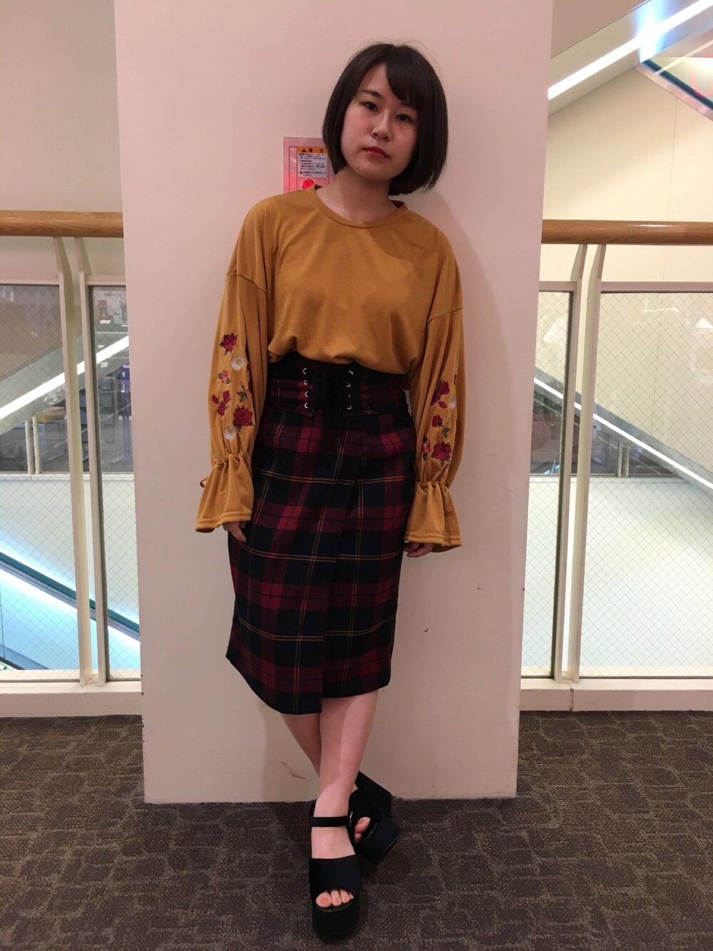 「コク色シャドウ、キャンディスリーブ、マスタード、コルセット、チェック、ベロア、刺繍、秋色、赤、WEGO」｜「WEGOのWEGO/刺繍キャンディスリーブカットソー（Tシャツ/カットソー、イエロー系）」を使った、せつこさん（レディース・146cm）の秋コーディネートの1枚目の写真
